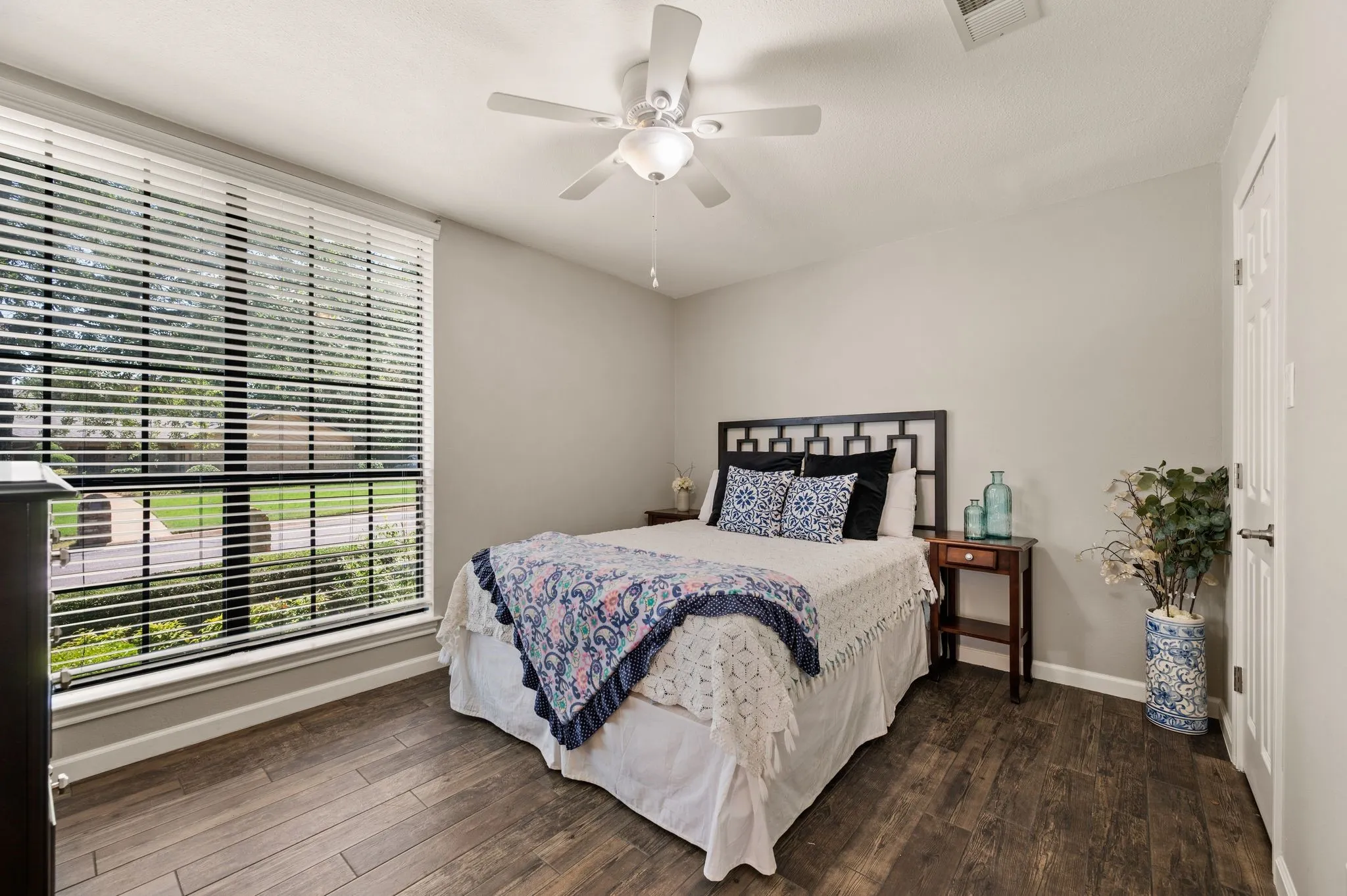 Single Family Residence For Sale in Tarrant County , 5709 Glacier Lake Drive, Arlington, Texas 76013, 4 Bedroom, 3 Bathroom, 2 Garage spaces, 2,424 Sqft, built in 1981, mls#21365181, Real Estate Agent in Arlington, Homes For Sale in Tarrant county, Homes For Sale in Arlington, Realtor in Arlington Texas, Real Estate Brokerage Independent Realty Texas, Luminita Cordes Realtor