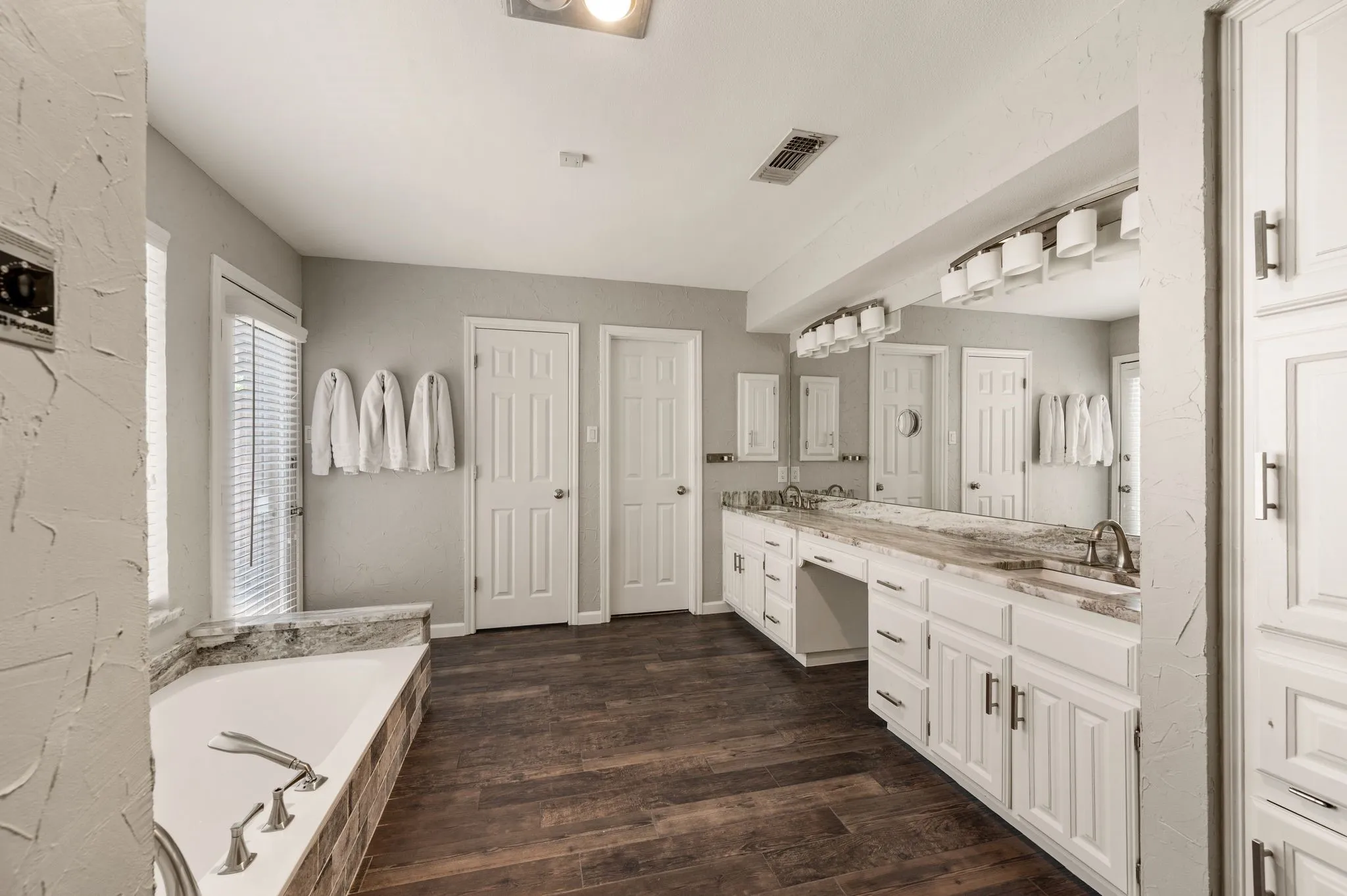 Single Family Residence For Sale in Tarrant County , 5709 Glacier Lake Drive, Arlington, Texas 76013, 4 Bedroom, 3 Bathroom, 2 Garage spaces, 2,424 Sqft, built in 1981, mls#21365181, Real Estate Agent in Arlington, Homes For Sale in Tarrant county, Homes For Sale in Arlington, Realtor in Arlington Texas, Real Estate Brokerage Independent Realty Texas, Luminita Cordes Realtor