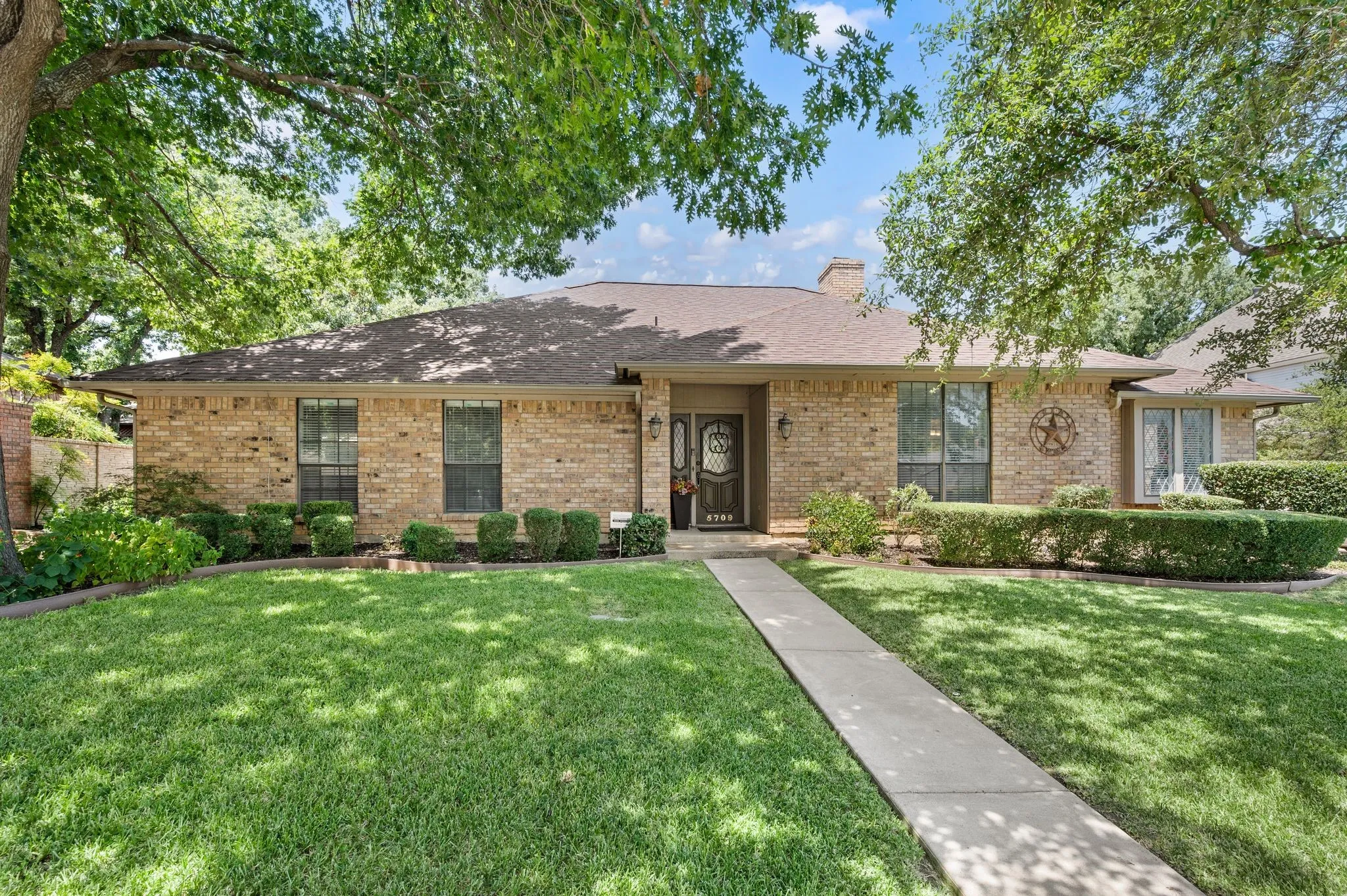 Single Family Residence For Sale in Tarrant County , 5709 Glacier Lake Drive, Arlington, Texas 76013, 4 Bedroom, 3 Bathroom, 2 Garage spaces, 2,424 Sqft, built in 1981, mls#21365181, Real Estate Agent in Arlington, Homes For Sale in Tarrant county, Homes For Sale in Arlington, Realtor in Arlington Texas, Real Estate Brokerage Independent Realty Texas, Luminita Cordes Realtor