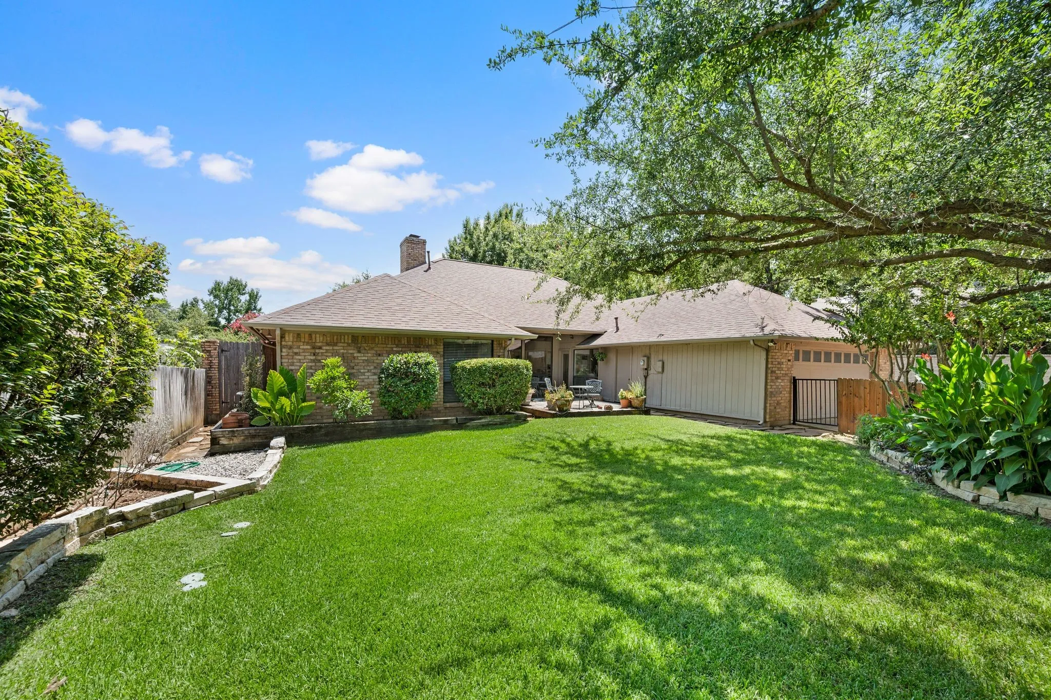 Single Family Residence For Sale in Tarrant County , 5709 Glacier Lake Drive, Arlington, Texas 76013, 4 Bedroom, 3 Bathroom, 2 Garage spaces, 2,424 Sqft, built in 1981, mls#21365181, Real Estate Agent in Arlington, Homes For Sale in Tarrant county, Homes For Sale in Arlington, Realtor in Arlington Texas, Real Estate Brokerage Independent Realty Texas, Luminita Cordes Realtor