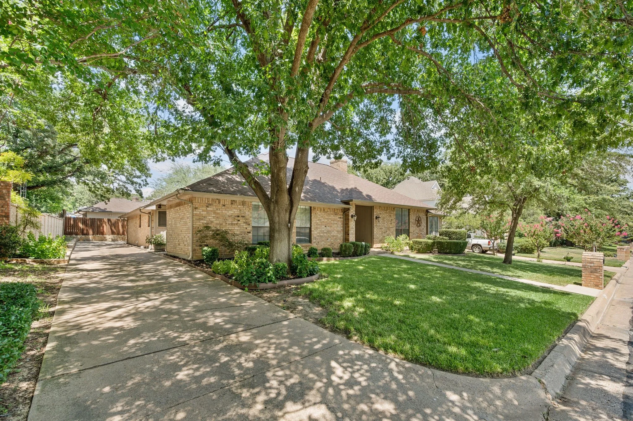 Single Family Residence For Sale in Tarrant County , 5709 Glacier Lake Drive, Arlington, Texas 76013, 4 Bedroom, 3 Bathroom, 2 Garage spaces, 2,424 Sqft, built in 1981, mls#21365181, Real Estate Agent in Arlington, Homes For Sale in Tarrant county, Homes For Sale in Arlington, Realtor in Arlington Texas, Real Estate Brokerage Independent Realty Texas, Luminita Cordes Realtor