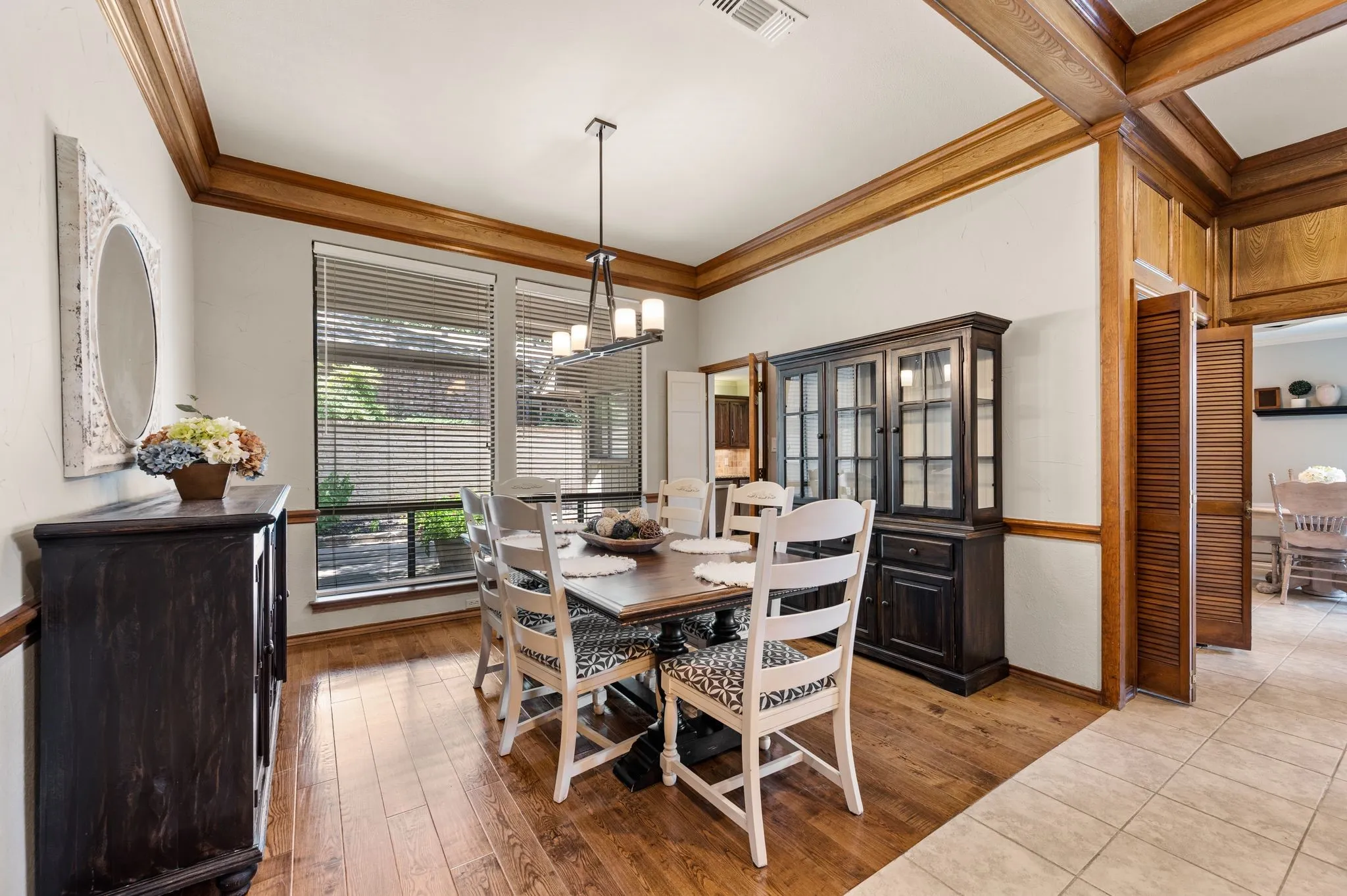 Single Family Residence For Sale in Tarrant County , 5709 Glacier Lake Drive, Arlington, Texas 76013, 4 Bedroom, 3 Bathroom, 2 Garage spaces, 2,424 Sqft, built in 1981, mls#21365181, Real Estate Agent in Arlington, Homes For Sale in Tarrant county, Homes For Sale in Arlington, Realtor in Arlington Texas, Real Estate Brokerage Independent Realty Texas, Luminita Cordes Realtor