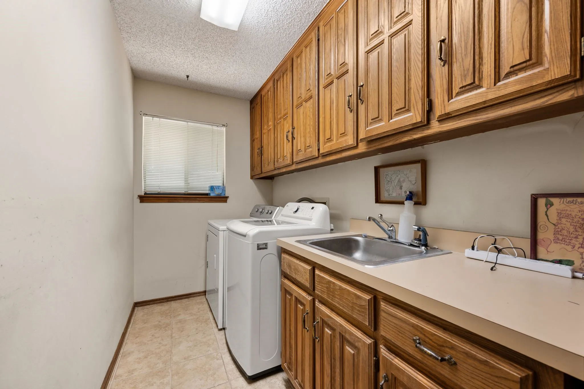 Single Family Residence For Sale in Tarrant County , 5709 Glacier Lake Drive, Arlington, Texas 76013, 4 Bedroom, 3 Bathroom, 2 Garage spaces, 2,424 Sqft, built in 1981, mls#21365181, Real Estate Agent in Arlington, Homes For Sale in Tarrant county, Homes For Sale in Arlington, Realtor in Arlington Texas, Real Estate Brokerage Independent Realty Texas, Luminita Cordes Realtor