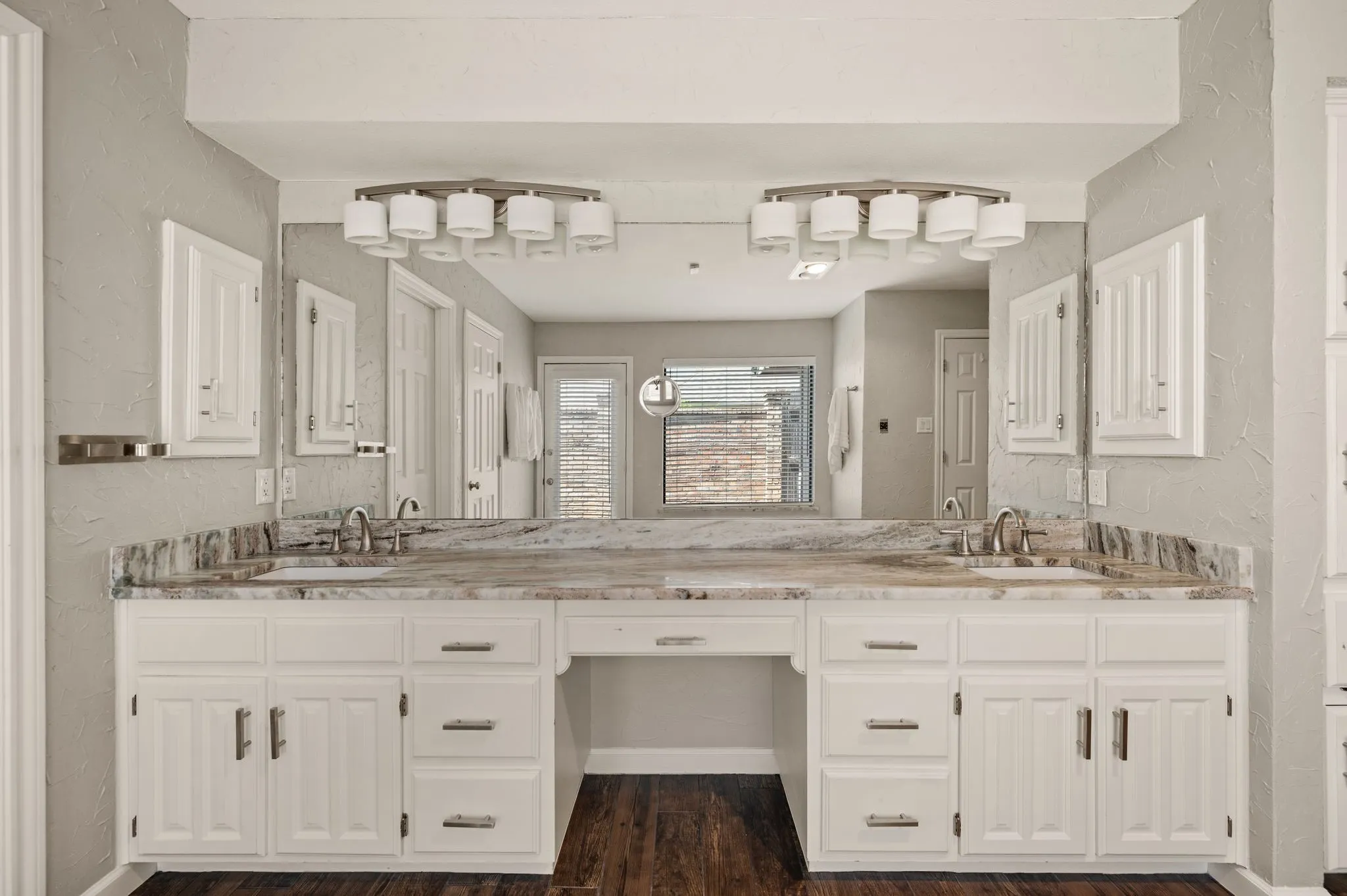 Single Family Residence For Sale in Tarrant County , 5709 Glacier Lake Drive, Arlington, Texas 76013, 4 Bedroom, 3 Bathroom, 2 Garage spaces, 2,424 Sqft, built in 1981, mls#21365181, Real Estate Agent in Arlington, Homes For Sale in Tarrant county, Homes For Sale in Arlington, Realtor in Arlington Texas, Real Estate Brokerage Independent Realty Texas, Luminita Cordes Realtor