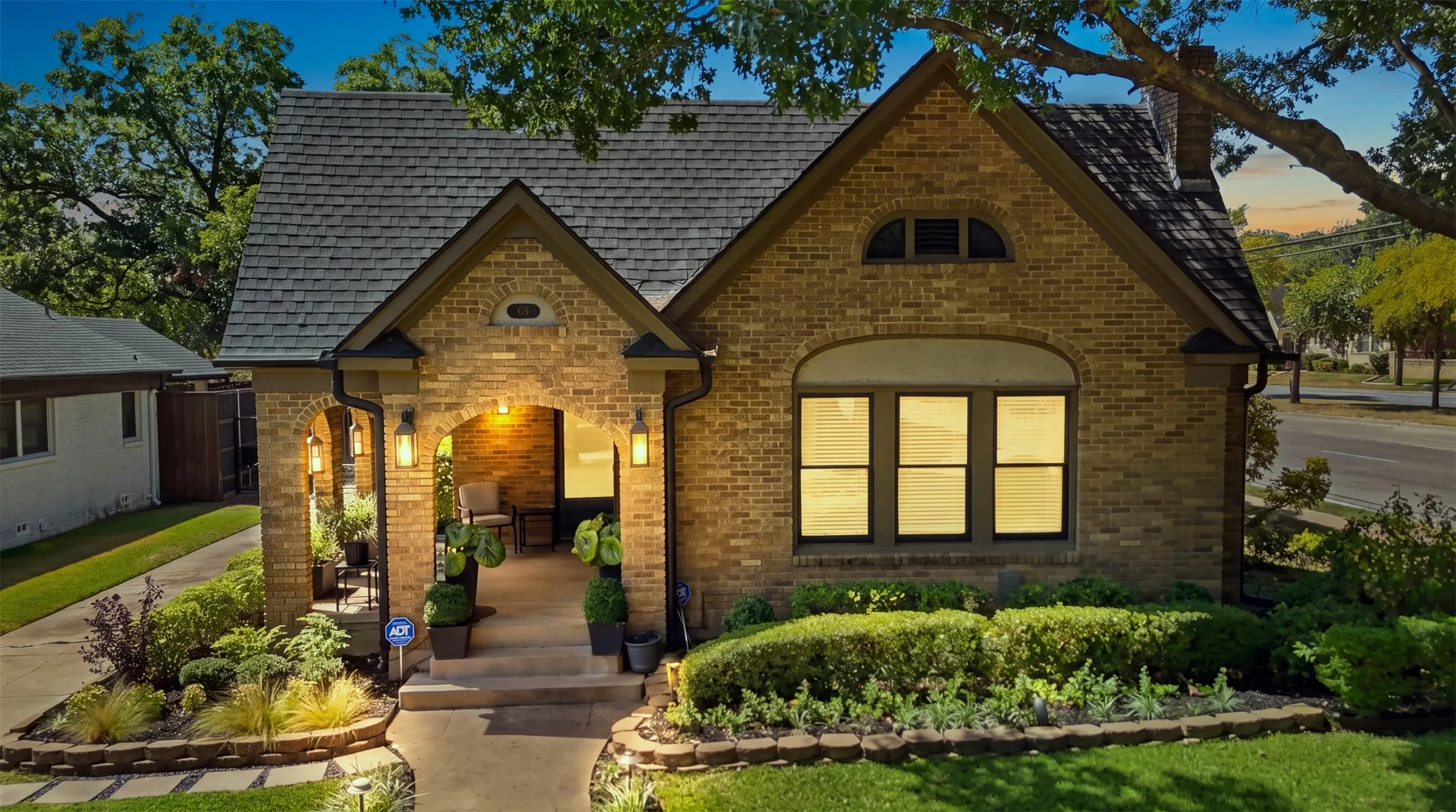 Single Family Residence For Sale in Dallas County , 838 Salmon Drive, Dallas, Texas 75208, 3 Bedroom, 2 Bathroom, 2 Garage spaces, 1,824 Sqft, built in 1926, mls#21351605, Real Estate Agent in Dallas, Homes For Sale in Dallas county, Homes For Sale in Dallas, Realtor in Dallas Texas, Real Estate Brokerage Independent Realty Texas, Luminita Cordes Realtor