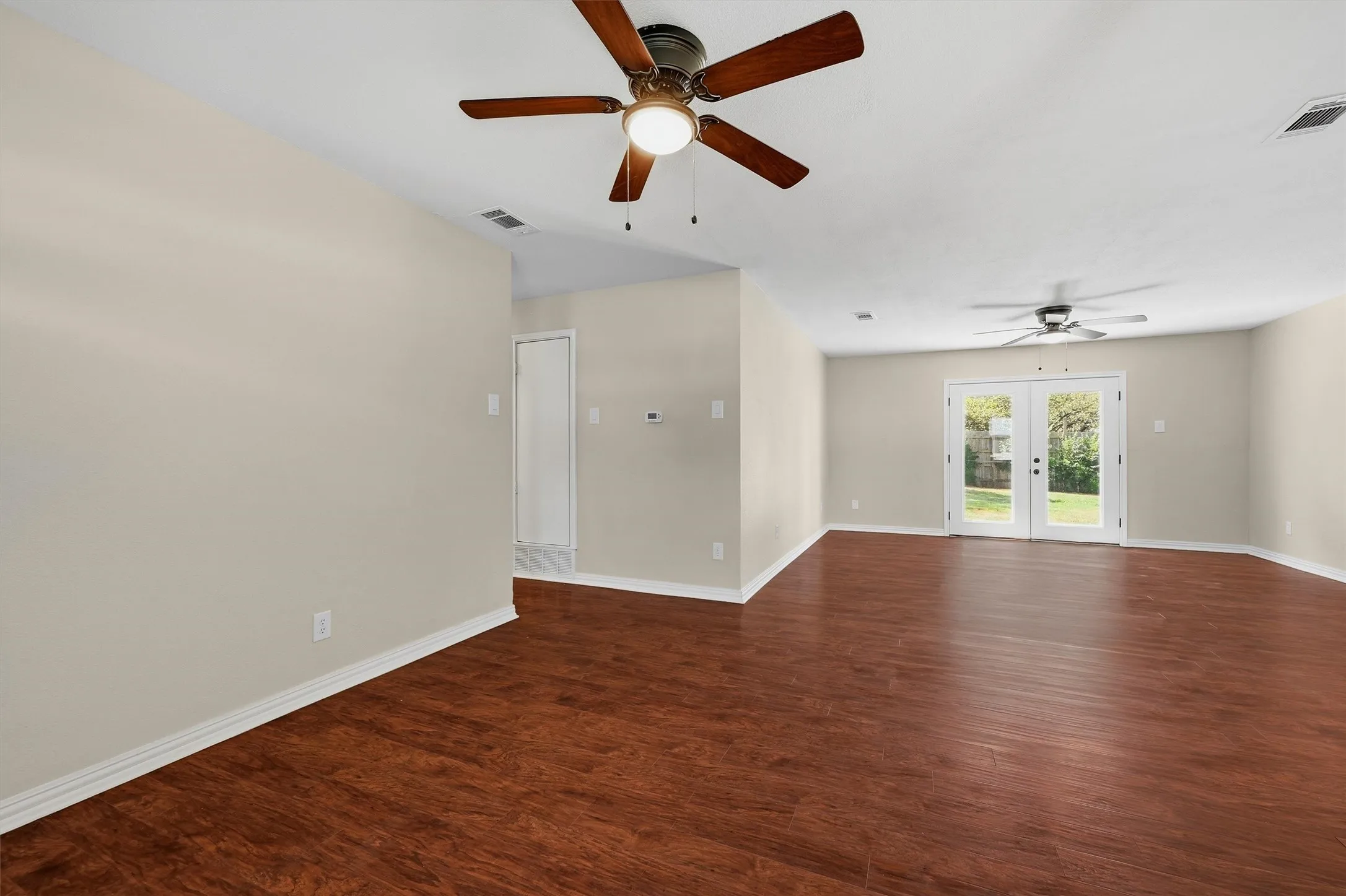 Single Family Residence For Sale in Grayson County , 402 Kansas Street, Sherman, Texas 75090, 3 Bedroom, 2 Bathroom, 1 Garage spaces, 1,187 Sqft, built in 1970, mls#21364565, Real Estate Agent in Sherman, Homes For Sale in Grayson county, Homes For Sale in Sherman, Realtor in Sherman Texas, Real Estate Brokerage Independent Realty Texas, Luminita Cordes Realtor
