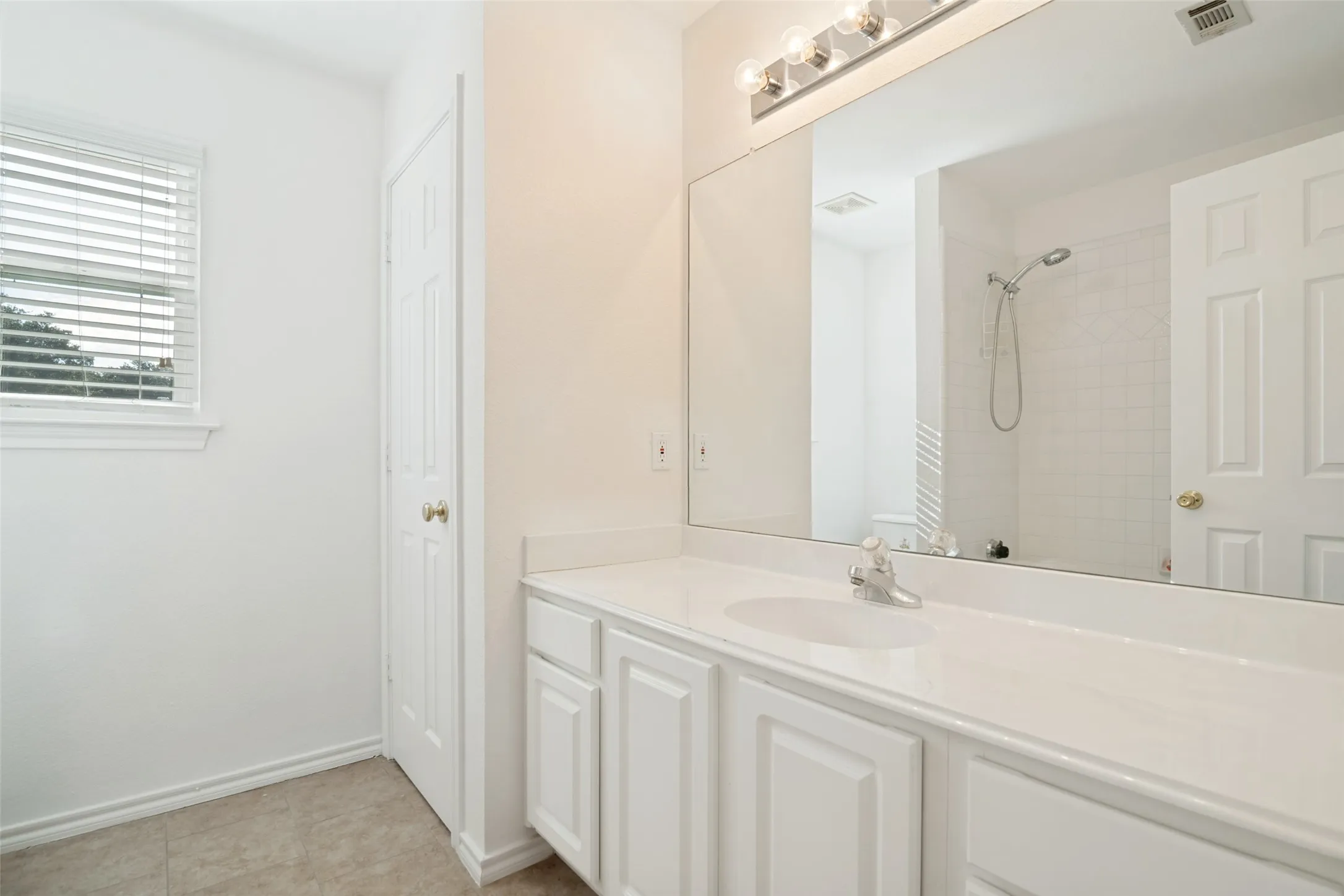 Full bath upstairs