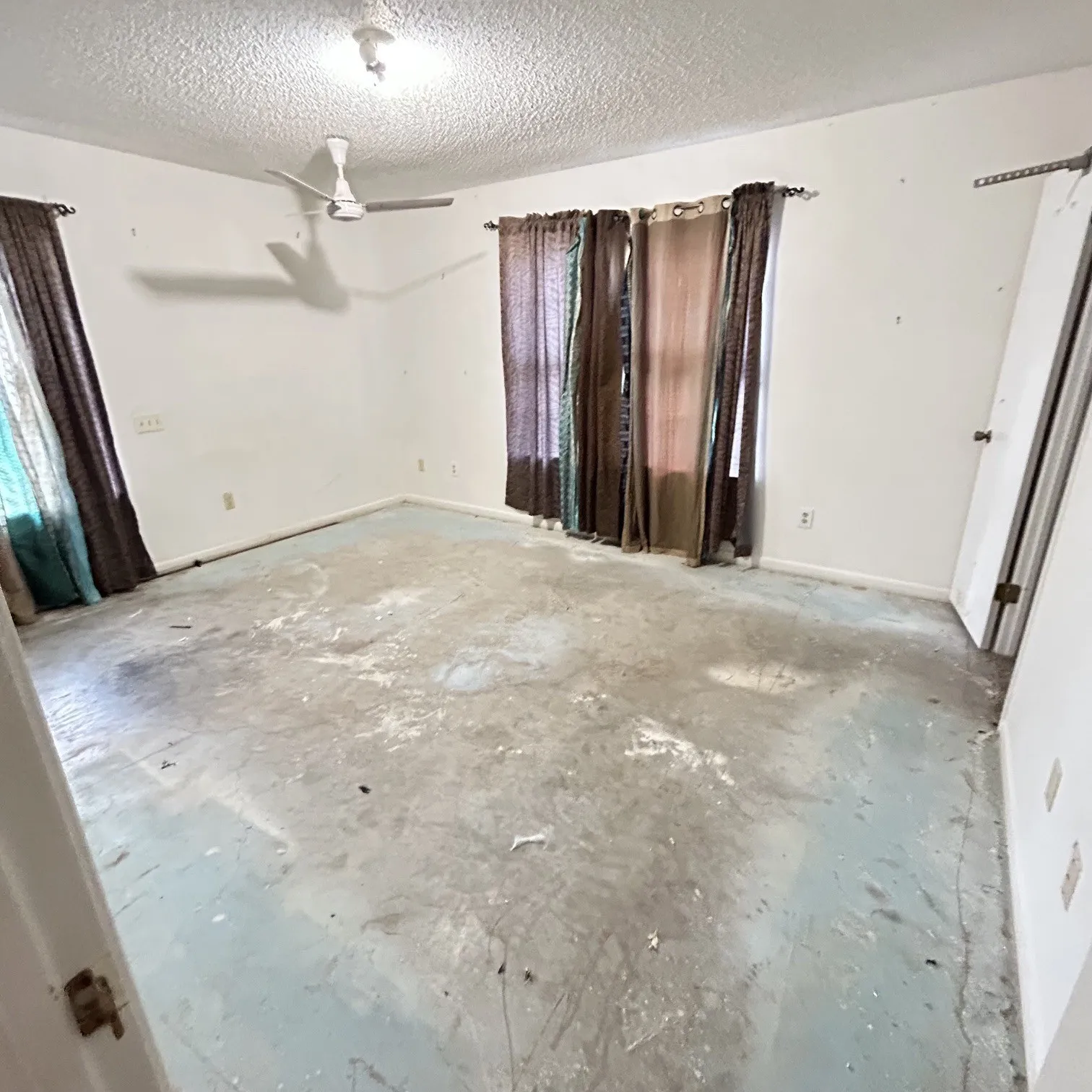 Single Family Residence For Sale in Bosque County , 506 N Avenue X, Clifton, Texas 76634, 2 Bedroom, 2 Bathroom, Garage spaces, 1,176 Sqft, built in 1980, mls#21365943, Real Estate Agent in Clifton, Homes For Sale in Bosque county, Homes For Sale in Clifton, Realtor in Clifton Texas, Real Estate Brokerage Independent Realty Texas, Luminita Cordes Realtor