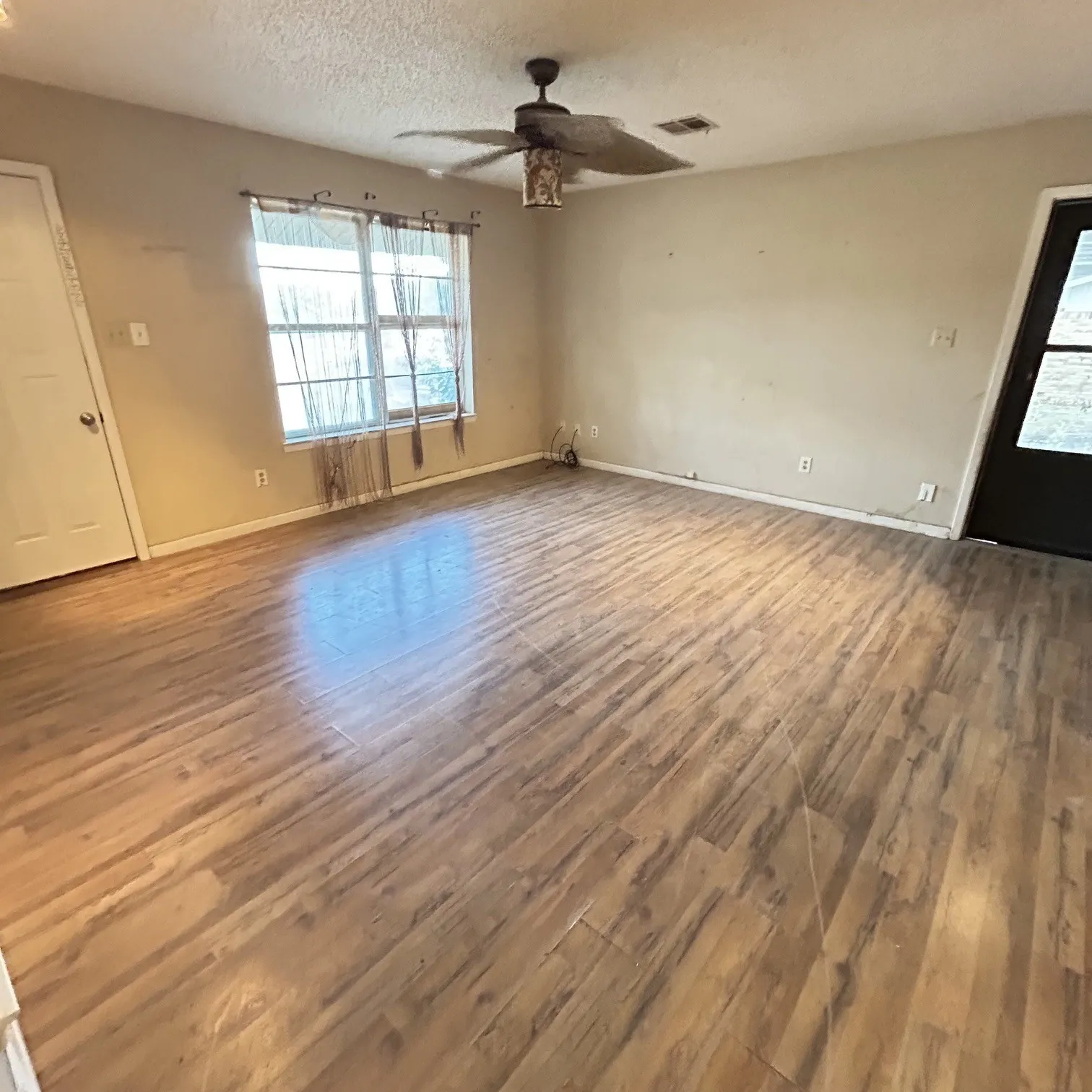 Single Family Residence For Sale in Bosque County , 506 N Avenue X, Clifton, Texas 76634, 2 Bedroom, 2 Bathroom, Garage spaces, 1,176 Sqft, built in 1980, mls#21365943, Real Estate Agent in Clifton, Homes For Sale in Bosque county, Homes For Sale in Clifton, Realtor in Clifton Texas, Real Estate Brokerage Independent Realty Texas, Luminita Cordes Realtor