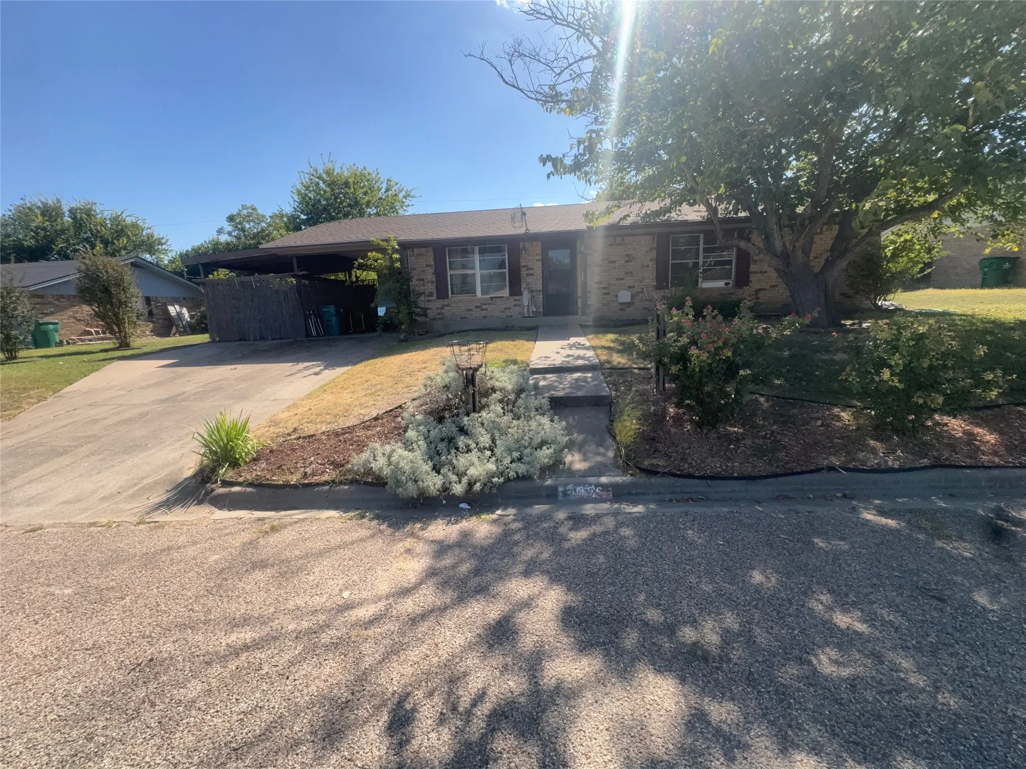 Single Family Residence For Sale in Bosque County , 506 N Avenue X, Clifton, Texas 76634, 2 Bedroom, 2 Bathroom, Garage spaces, 1,176 Sqft, built in 1980, mls#21365943, Real Estate Agent in Clifton, Homes For Sale in Bosque county, Homes For Sale in Clifton, Realtor in Clifton Texas, Real Estate Brokerage Independent Realty Texas, Luminita Cordes Realtor
