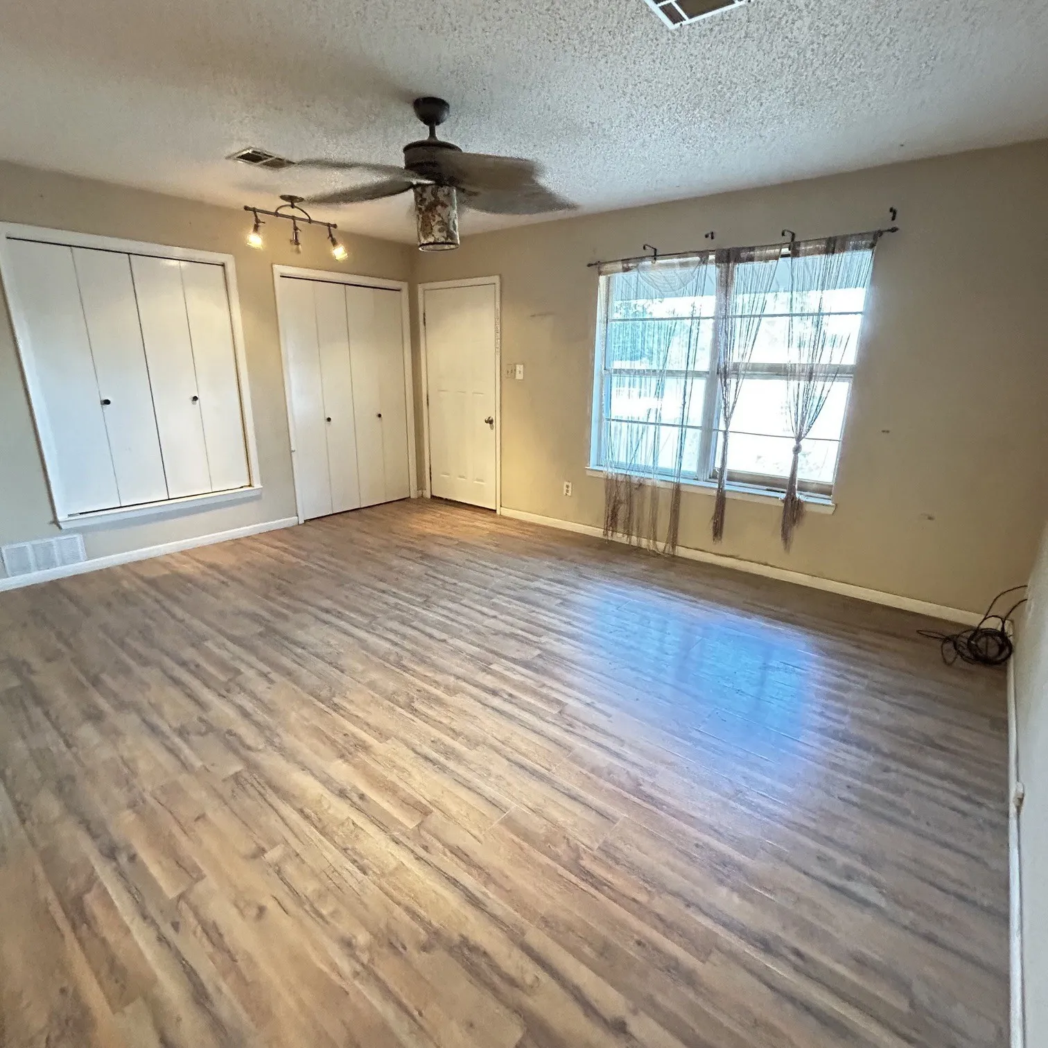 Single Family Residence For Sale in Bosque County , 506 N Avenue X, Clifton, Texas 76634, 2 Bedroom, 2 Bathroom, Garage spaces, 1,176 Sqft, built in 1980, mls#21365943, Real Estate Agent in Clifton, Homes For Sale in Bosque county, Homes For Sale in Clifton, Realtor in Clifton Texas, Real Estate Brokerage Independent Realty Texas, Luminita Cordes Realtor