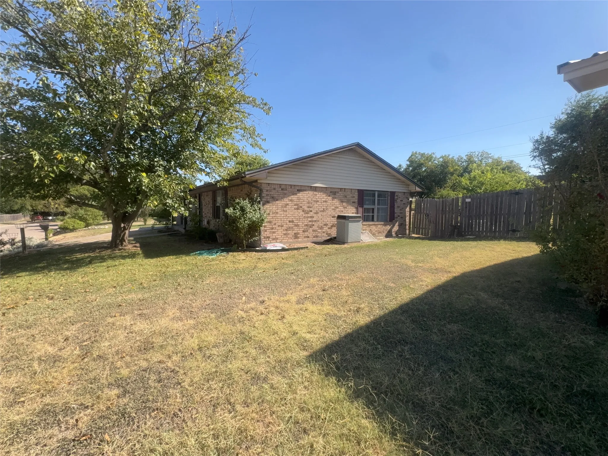 Single Family Residence For Sale in Bosque County , 506 N Avenue X, Clifton, Texas 76634, 2 Bedroom, 2 Bathroom, Garage spaces, 1,176 Sqft, built in 1980, mls#21365943, Real Estate Agent in Clifton, Homes For Sale in Bosque county, Homes For Sale in Clifton, Realtor in Clifton Texas, Real Estate Brokerage Independent Realty Texas, Luminita Cordes Realtor