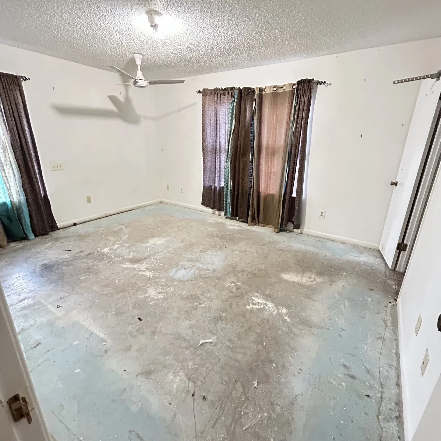 Single Family Residence For Sale in Bosque County , 506 N Avenue X, Clifton, Texas 76634, 2 Bedroom, 2 Bathroom, Garage spaces, 1,176 Sqft, built in 1980, mls#21365943, Real Estate Agent in Clifton, Homes For Sale in Bosque county, Homes For Sale in Clifton, Realtor in Clifton Texas, Real Estate Brokerage Independent Realty Texas, Luminita Cordes Realtor
