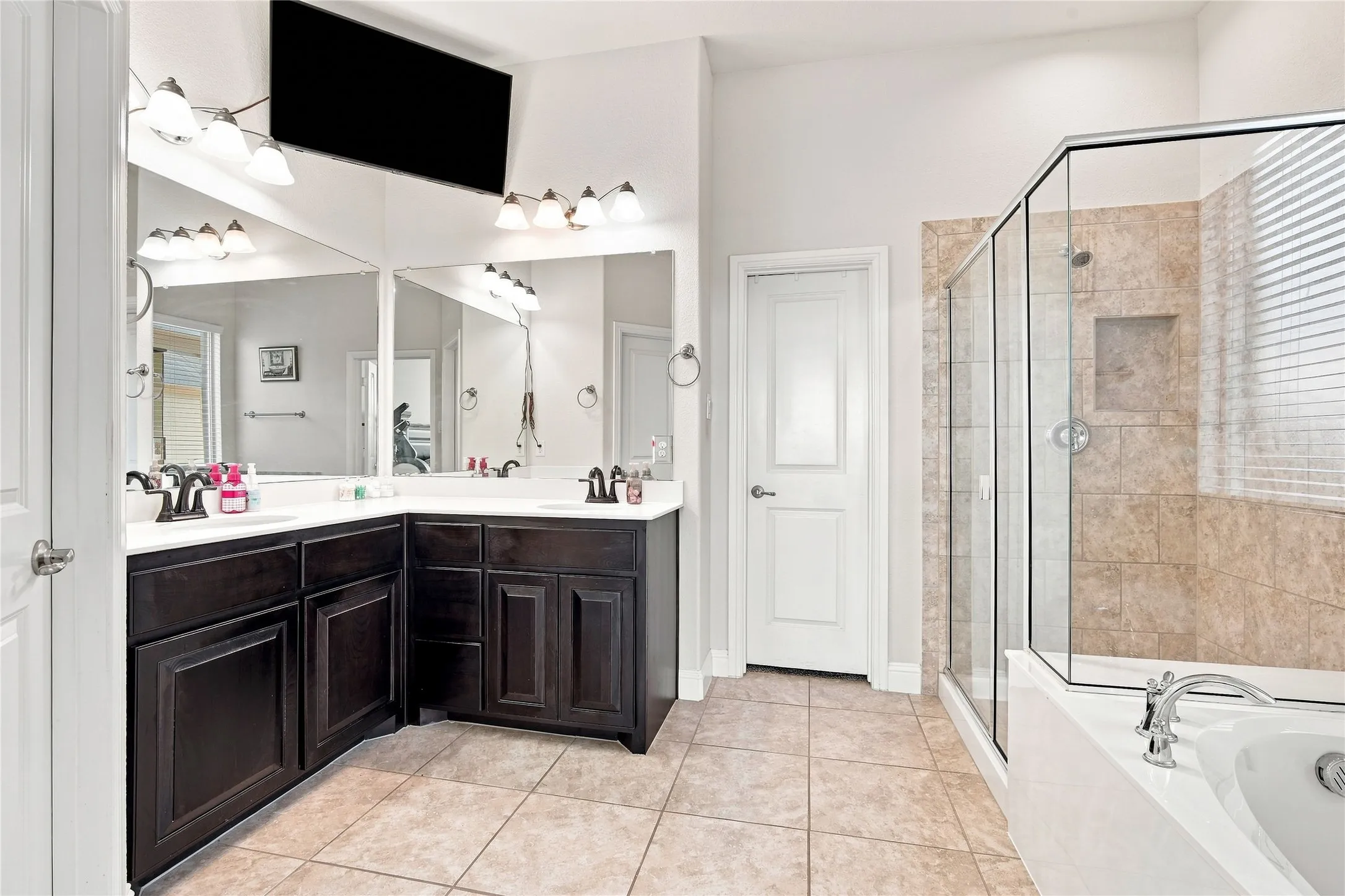 Single Family Residence For Sale in Tarrant County , 8121 Loretta Day Drive, Arlington, Texas 76002, 4 Bedroom, 4 Bathroom, 2 Garage spaces, 2,964 Sqft, built in 2019, mls#21363710, Real Estate Agent in Arlington, Homes For Sale in Tarrant county, Homes For Sale in Arlington, Realtor in Arlington Texas, Real Estate Brokerage Independent Realty Texas, Luminita Cordes Realtor