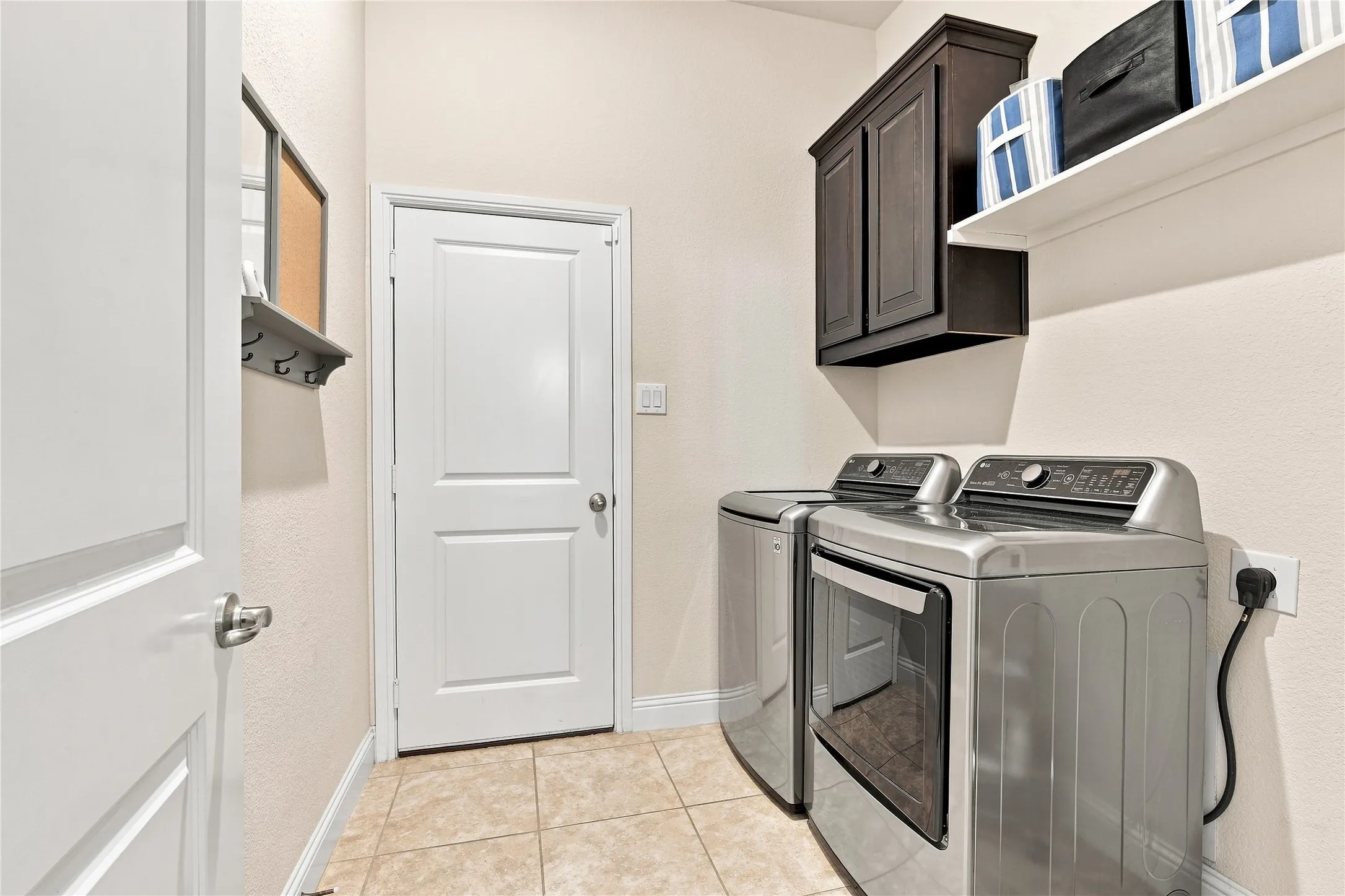 Single Family Residence For Sale in Tarrant County , 8121 Loretta Day Drive, Arlington, Texas 76002, 4 Bedroom, 4 Bathroom, 2 Garage spaces, 2,964 Sqft, built in 2019, mls#21363710, Real Estate Agent in Arlington, Homes For Sale in Tarrant county, Homes For Sale in Arlington, Realtor in Arlington Texas, Real Estate Brokerage Independent Realty Texas, Luminita Cordes Realtor