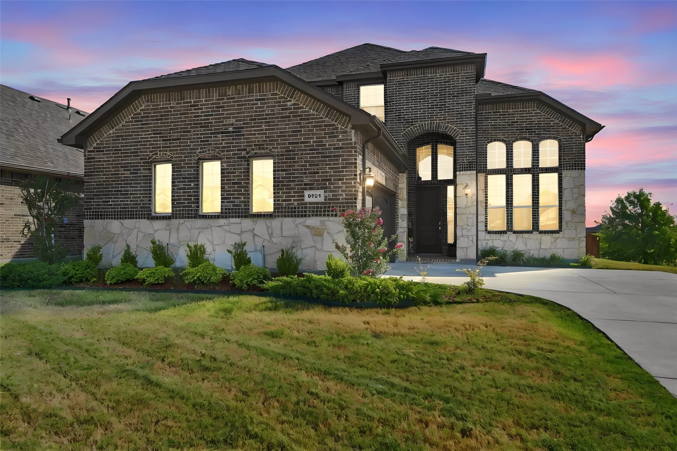 Single Family Residence For Sale in Tarrant County , 8121 Loretta Day Drive, Arlington, Texas 76002, 4 Bedroom, 4 Bathroom, 2 Garage spaces, 2,964 Sqft, built in 2019, mls#21363710, Real Estate Agent in Arlington, Homes For Sale in Tarrant county, Homes For Sale in Arlington, Realtor in Arlington Texas, Real Estate Brokerage Independent Realty Texas, Luminita Cordes Realtor