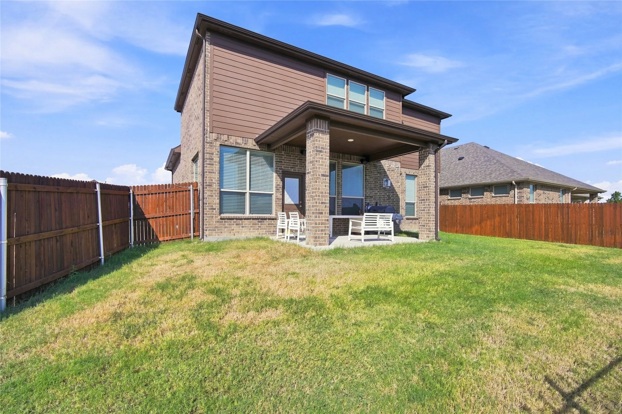 Single Family Residence For Sale in Tarrant County , 8121 Loretta Day Drive, Arlington, Texas 76002, 4 Bedroom, 4 Bathroom, 2 Garage spaces, 2,964 Sqft, built in 2019, mls#21363710, Real Estate Agent in Arlington, Homes For Sale in Tarrant county, Homes For Sale in Arlington, Realtor in Arlington Texas, Real Estate Brokerage Independent Realty Texas, Luminita Cordes Realtor