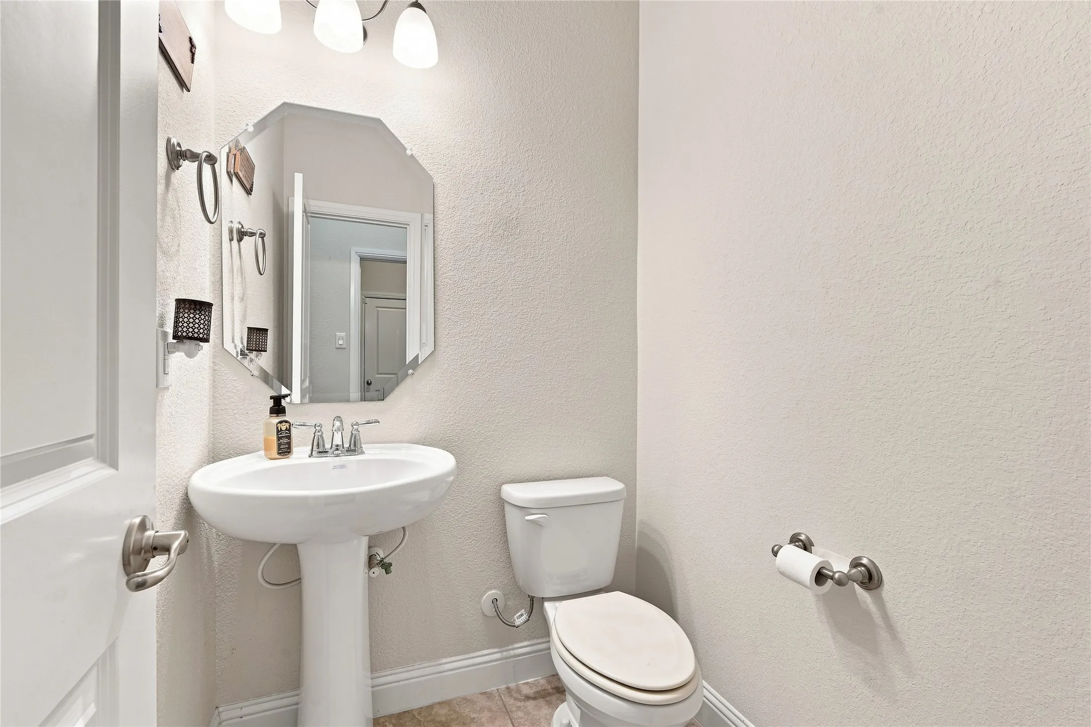 Single Family Residence For Sale in Tarrant County , 8121 Loretta Day Drive, Arlington, Texas 76002, 4 Bedroom, 4 Bathroom, 2 Garage spaces, 2,964 Sqft, built in 2019, mls#21363710, Real Estate Agent in Arlington, Homes For Sale in Tarrant county, Homes For Sale in Arlington, Realtor in Arlington Texas, Real Estate Brokerage Independent Realty Texas, Luminita Cordes Realtor