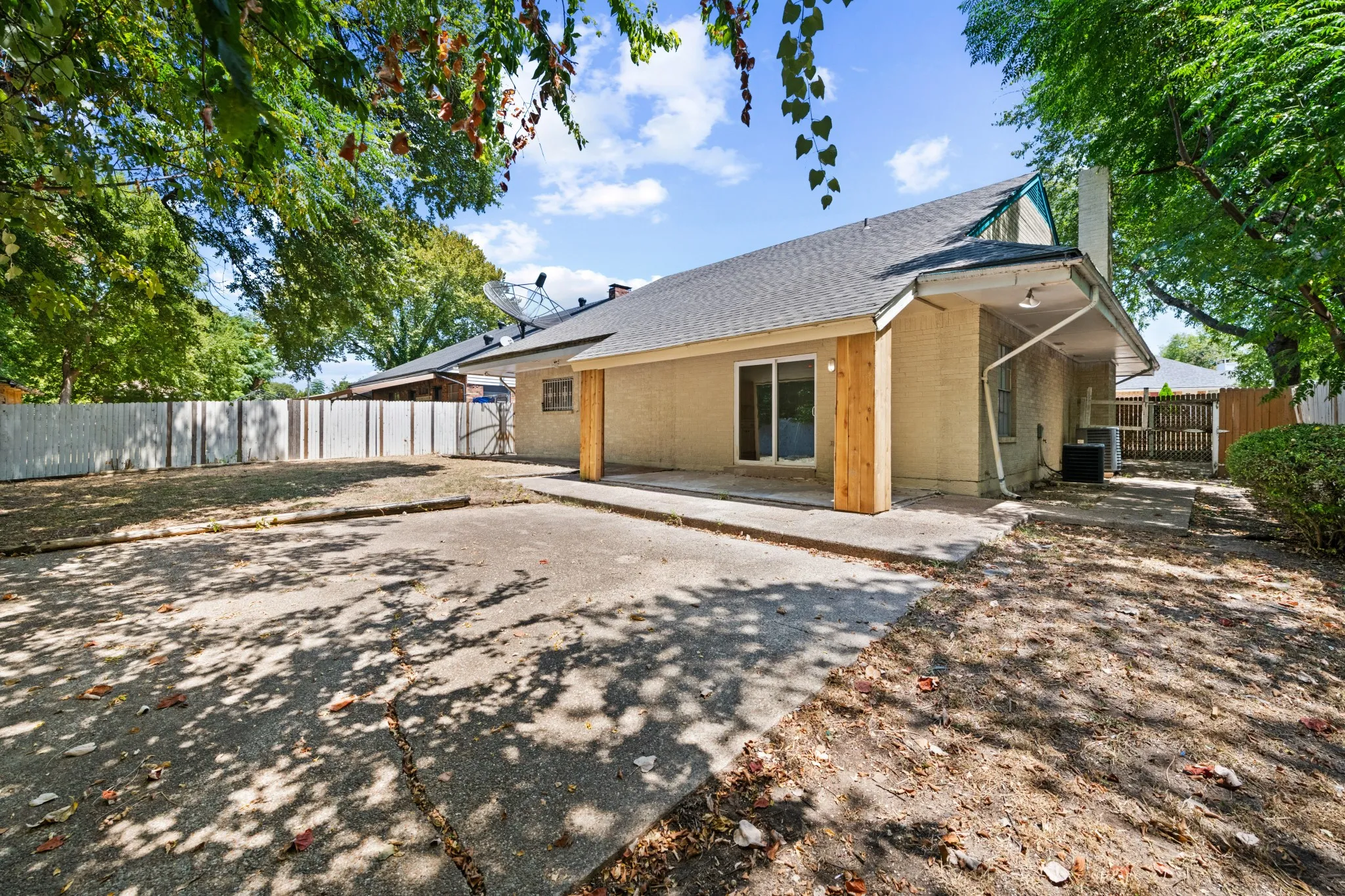Single Family Residence For Sale in Dallas County , 215 Johnson Drive, Duncanville, Texas 75116, 4 Bedroom, 3 Bathroom, 2 Garage spaces, 2,136 Sqft, built in 1972, mls#21364056, Real Estate Agent in Duncanville, Homes For Sale in Dallas county, Homes For Sale in Duncanville, Realtor in Duncanville Texas, Real Estate Brokerage Independent Realty Texas, Luminita Cordes Realtor