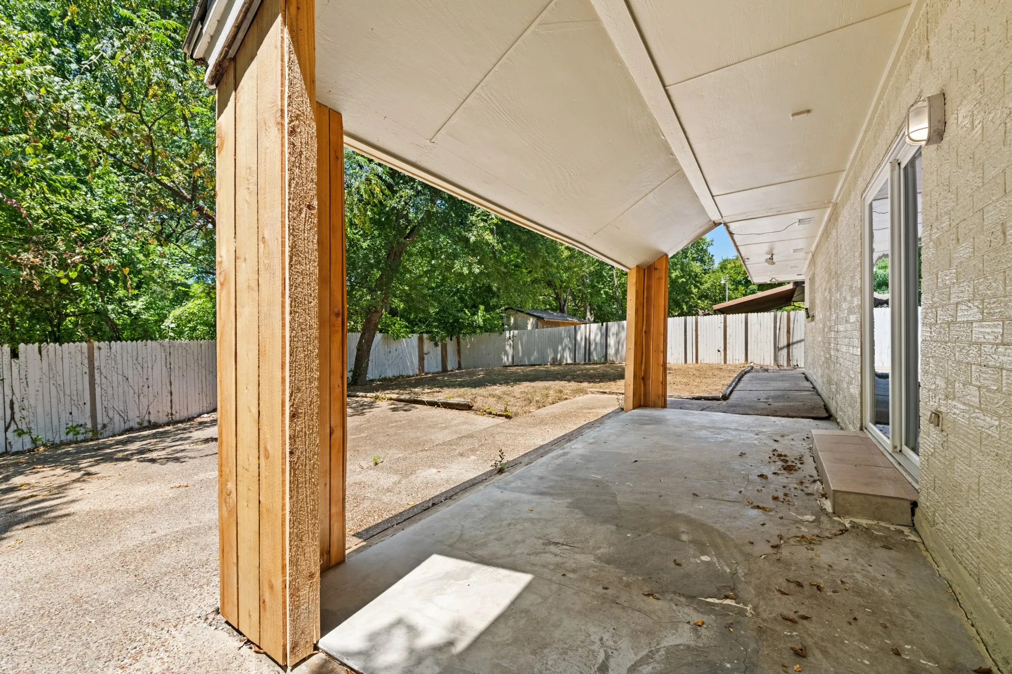 Single Family Residence For Sale in Dallas County , 215 Johnson Drive, Duncanville, Texas 75116, 4 Bedroom, 3 Bathroom, 2 Garage spaces, 2,136 Sqft, built in 1972, mls#21364056, Real Estate Agent in Duncanville, Homes For Sale in Dallas county, Homes For Sale in Duncanville, Realtor in Duncanville Texas, Real Estate Brokerage Independent Realty Texas, Luminita Cordes Realtor