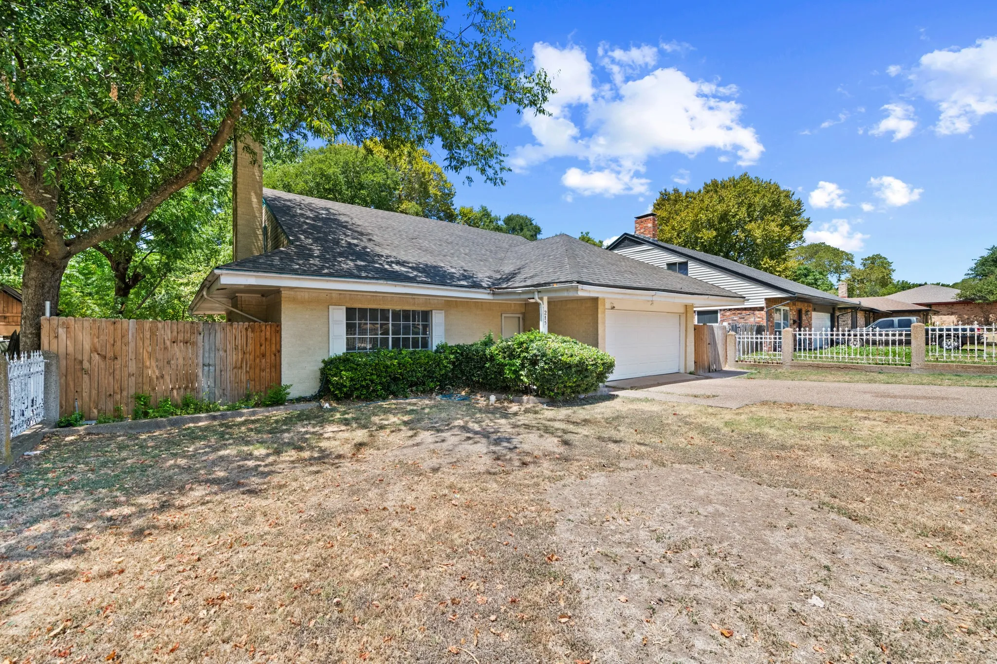 Single Family Residence For Sale in Dallas County , 215 Johnson Drive, Duncanville, Texas 75116, 4 Bedroom, 3 Bathroom, 2 Garage spaces, 2,136 Sqft, built in 1972, mls#21364056, Real Estate Agent in Duncanville, Homes For Sale in Dallas county, Homes For Sale in Duncanville, Realtor in Duncanville Texas, Real Estate Brokerage Independent Realty Texas, Luminita Cordes Realtor