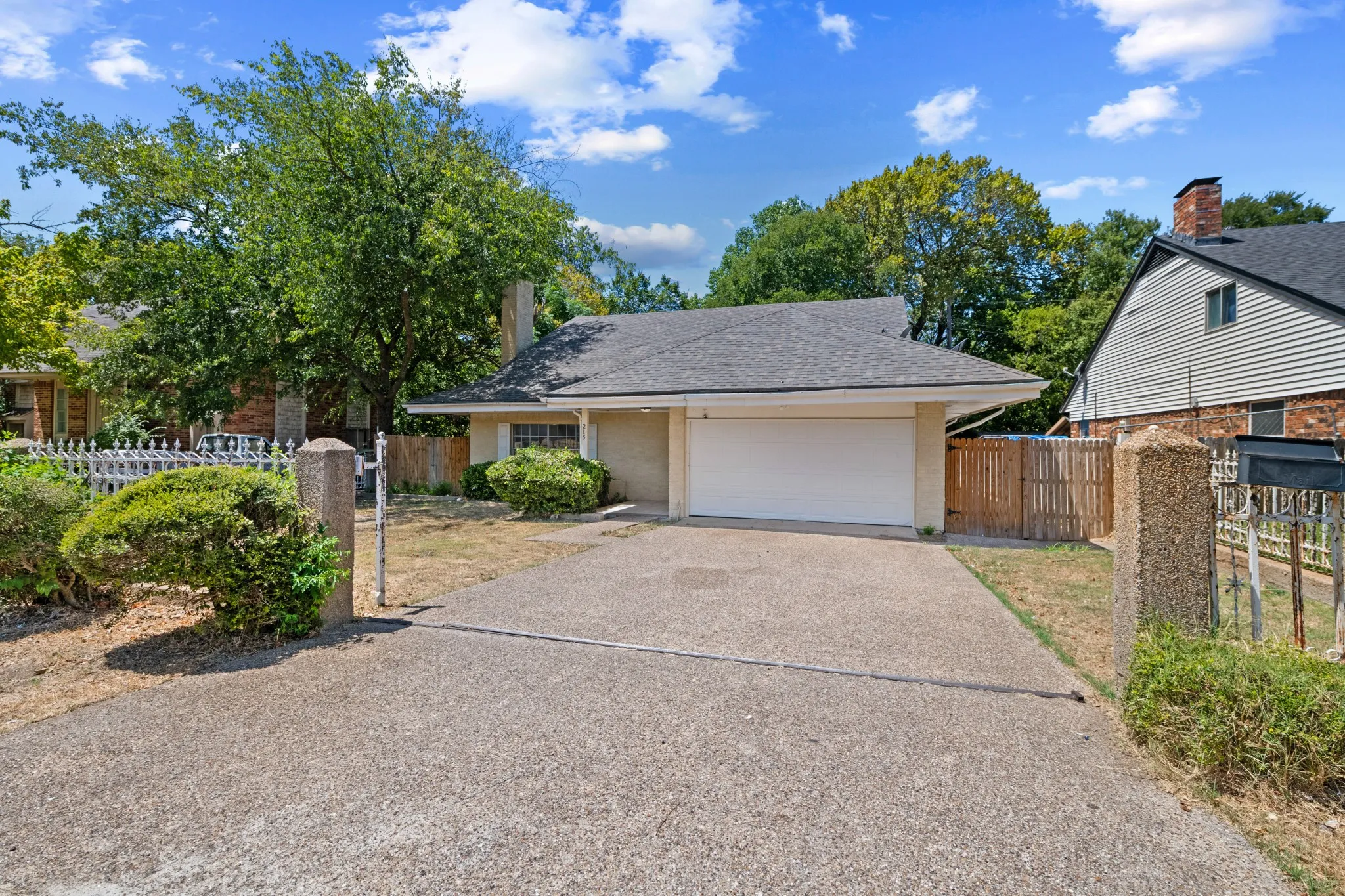 Single Family Residence For Sale in Dallas County , 215 Johnson Drive, Duncanville, Texas 75116, 4 Bedroom, 3 Bathroom, 2 Garage spaces, 2,136 Sqft, built in 1972, mls#21364056, Real Estate Agent in Duncanville, Homes For Sale in Dallas county, Homes For Sale in Duncanville, Realtor in Duncanville Texas, Real Estate Brokerage Independent Realty Texas, Luminita Cordes Realtor