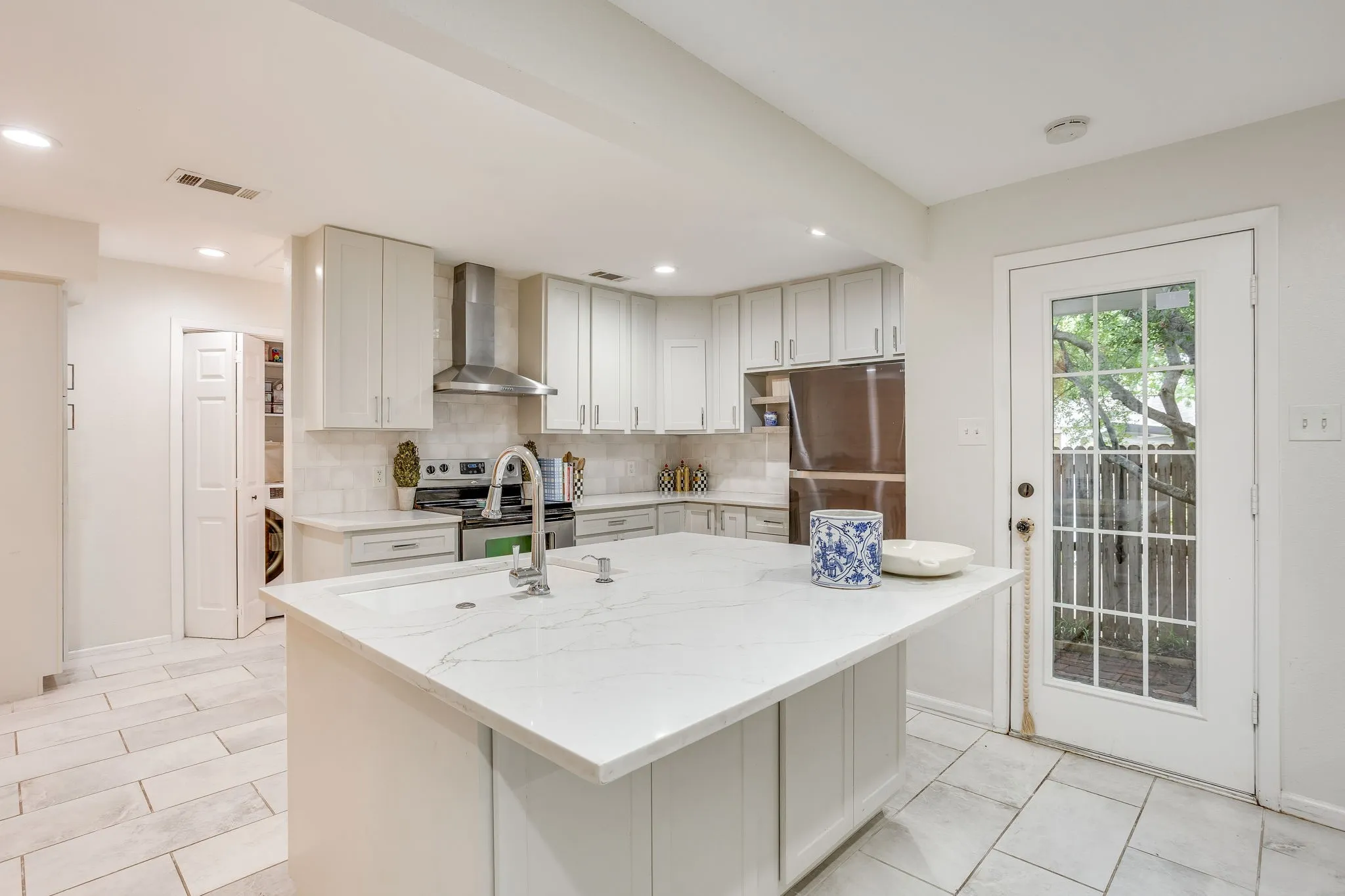 Single Family Residence For Rent in Tarrant County , 2541 Walsh Court, Fort Worth, Texas 76109, 3 Bedroom, 3 Bathroom, Garage spaces, 1,934 Sqft, built in 1948, Price $3,850, mls#21365945, Real Estate Agent in Fort Worth, Homes For Rent in Tarrant county, Homes For Rent in Fort Worth, Realtor in Fort Worth Texas, Real Estate Brokerage Independent Realty Texas, Luminita Cordes Realtor