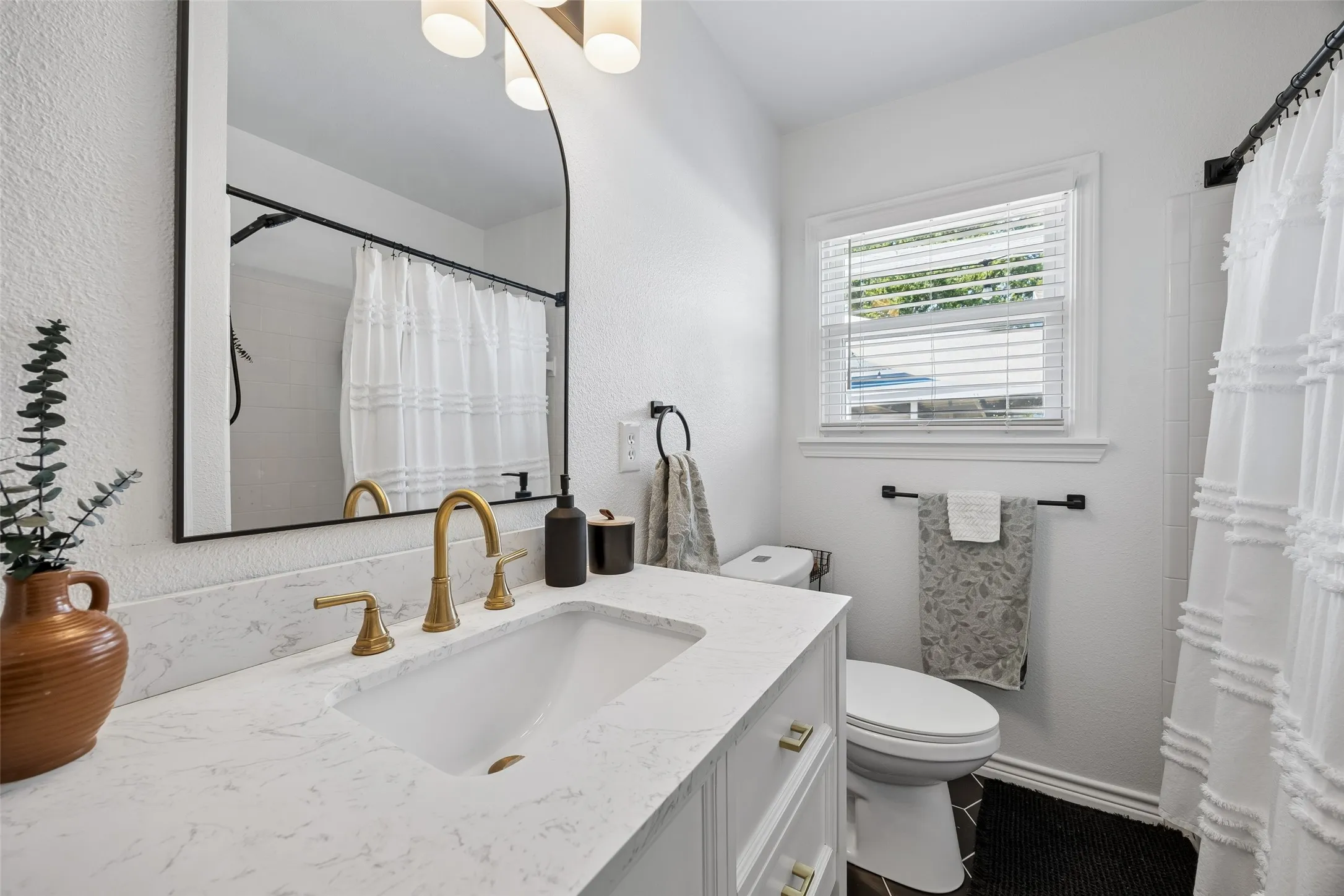 Single Family Residence For Sale in Tarrant County , 3290 Olive Place, Fort Worth, Texas 76116, 3 Bedroom, 2 Bathroom, 2 Garage spaces, 1,605 Sqft, built in 1954, mls#21361560, Real Estate Agent in Fort Worth, Homes For Sale in Tarrant county, Homes For Sale in Fort Worth, Realtor in Fort Worth Texas, Real Estate Brokerage Independent Realty Texas, Luminita Cordes Realtor