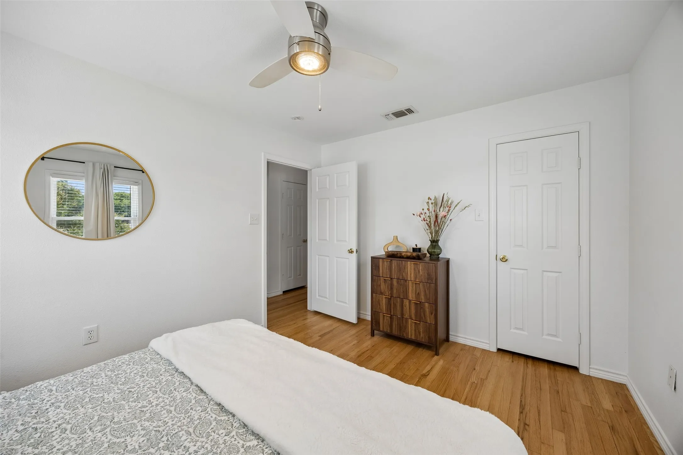 Single Family Residence For Sale in Tarrant County , 3290 Olive Place, Fort Worth, Texas 76116, 3 Bedroom, 2 Bathroom, 2 Garage spaces, 1,605 Sqft, built in 1954, mls#21361560, Real Estate Agent in Fort Worth, Homes For Sale in Tarrant county, Homes For Sale in Fort Worth, Realtor in Fort Worth Texas, Real Estate Brokerage Independent Realty Texas, Luminita Cordes Realtor