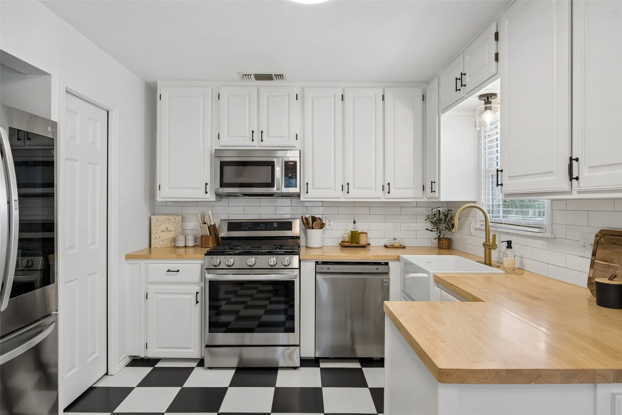Single Family Residence For Sale in Tarrant County , 3290 Olive Place, Fort Worth, Texas 76116, 3 Bedroom, 2 Bathroom, 2 Garage spaces, 1,605 Sqft, built in 1954, mls#21361560, Real Estate Agent in Fort Worth, Homes For Sale in Tarrant county, Homes For Sale in Fort Worth, Realtor in Fort Worth Texas, Real Estate Brokerage Independent Realty Texas, Luminita Cordes Realtor