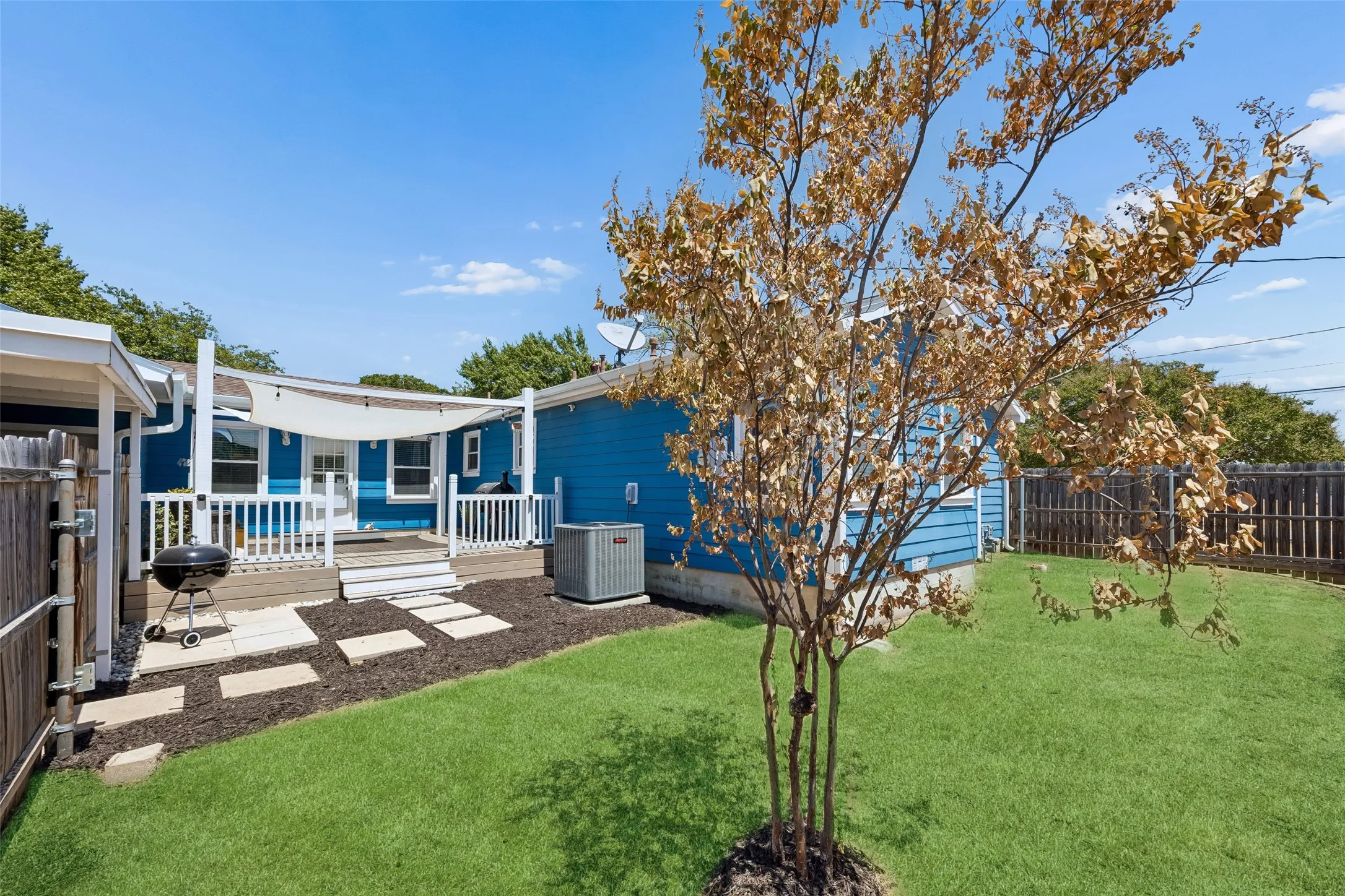 Single Family Residence For Sale in Tarrant County , 3290 Olive Place, Fort Worth, Texas 76116, 3 Bedroom, 2 Bathroom, 2 Garage spaces, 1,605 Sqft, built in 1954, mls#21361560, Real Estate Agent in Fort Worth, Homes For Sale in Tarrant county, Homes For Sale in Fort Worth, Realtor in Fort Worth Texas, Real Estate Brokerage Independent Realty Texas, Luminita Cordes Realtor