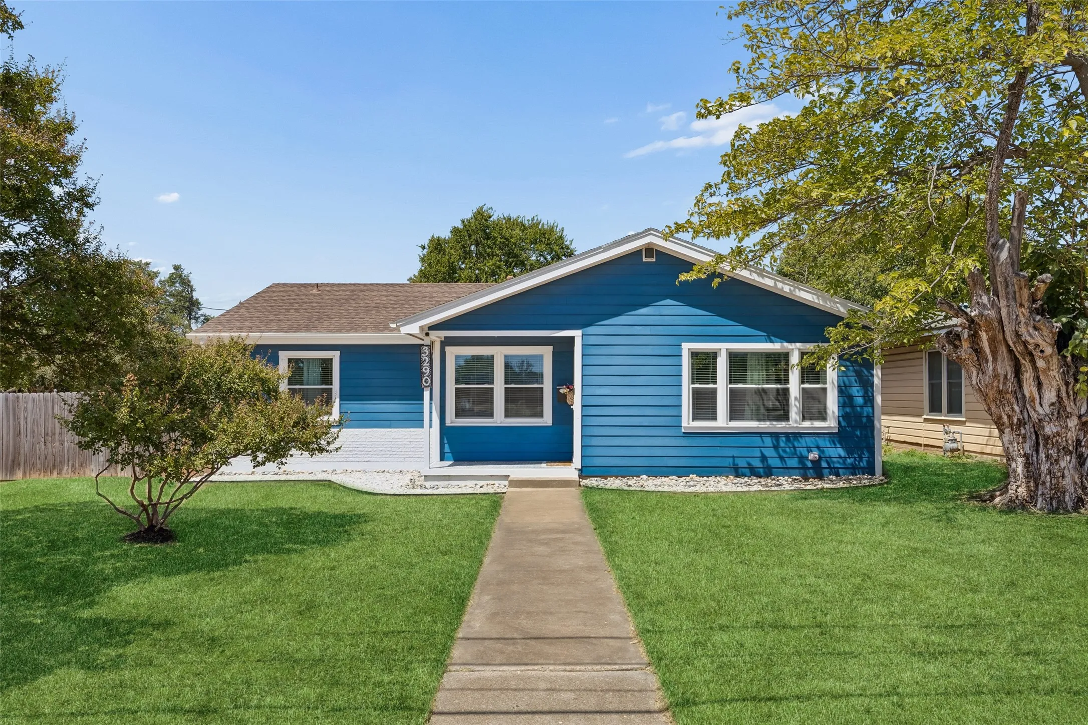 Single Family Residence For Sale in Tarrant County , 3290 Olive Place, Fort Worth, Texas 76116, 3 Bedroom, 2 Bathroom, 2 Garage spaces, 1,605 Sqft, built in 1954, mls#21361560, Real Estate Agent in Fort Worth, Homes For Sale in Tarrant county, Homes For Sale in Fort Worth, Realtor in Fort Worth Texas, Real Estate Brokerage Independent Realty Texas, Luminita Cordes Realtor