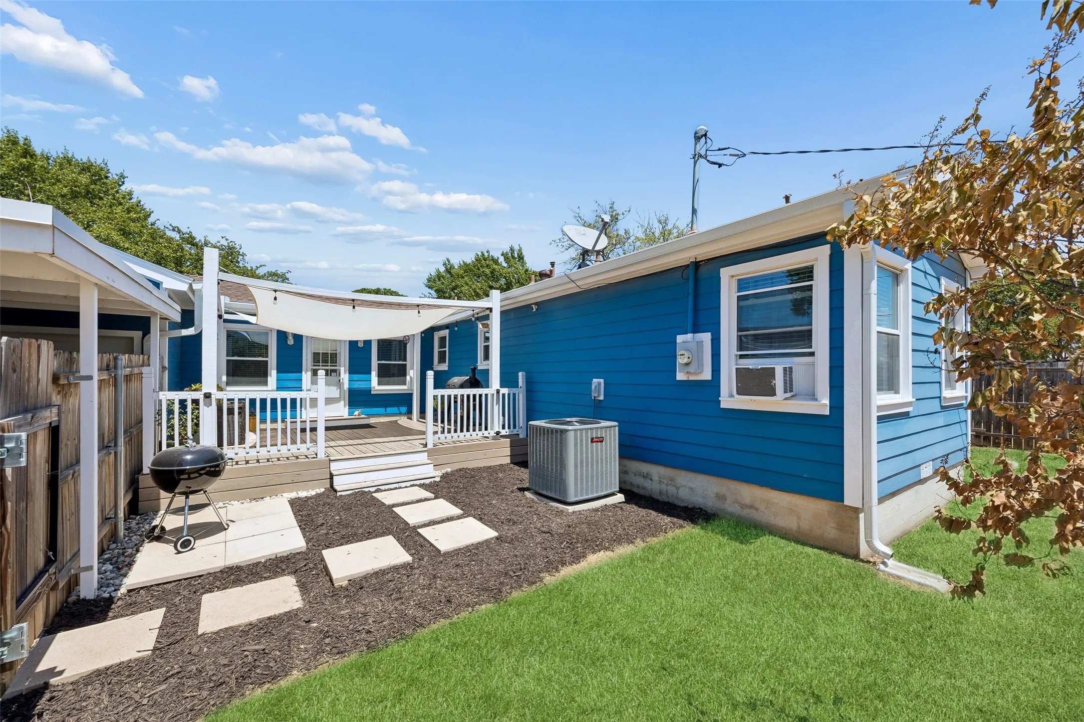 Single Family Residence For Sale in Tarrant County , 3290 Olive Place, Fort Worth, Texas 76116, 3 Bedroom, 2 Bathroom, 2 Garage spaces, 1,605 Sqft, built in 1954, mls#21361560, Real Estate Agent in Fort Worth, Homes For Sale in Tarrant county, Homes For Sale in Fort Worth, Realtor in Fort Worth Texas, Real Estate Brokerage Independent Realty Texas, Luminita Cordes Realtor