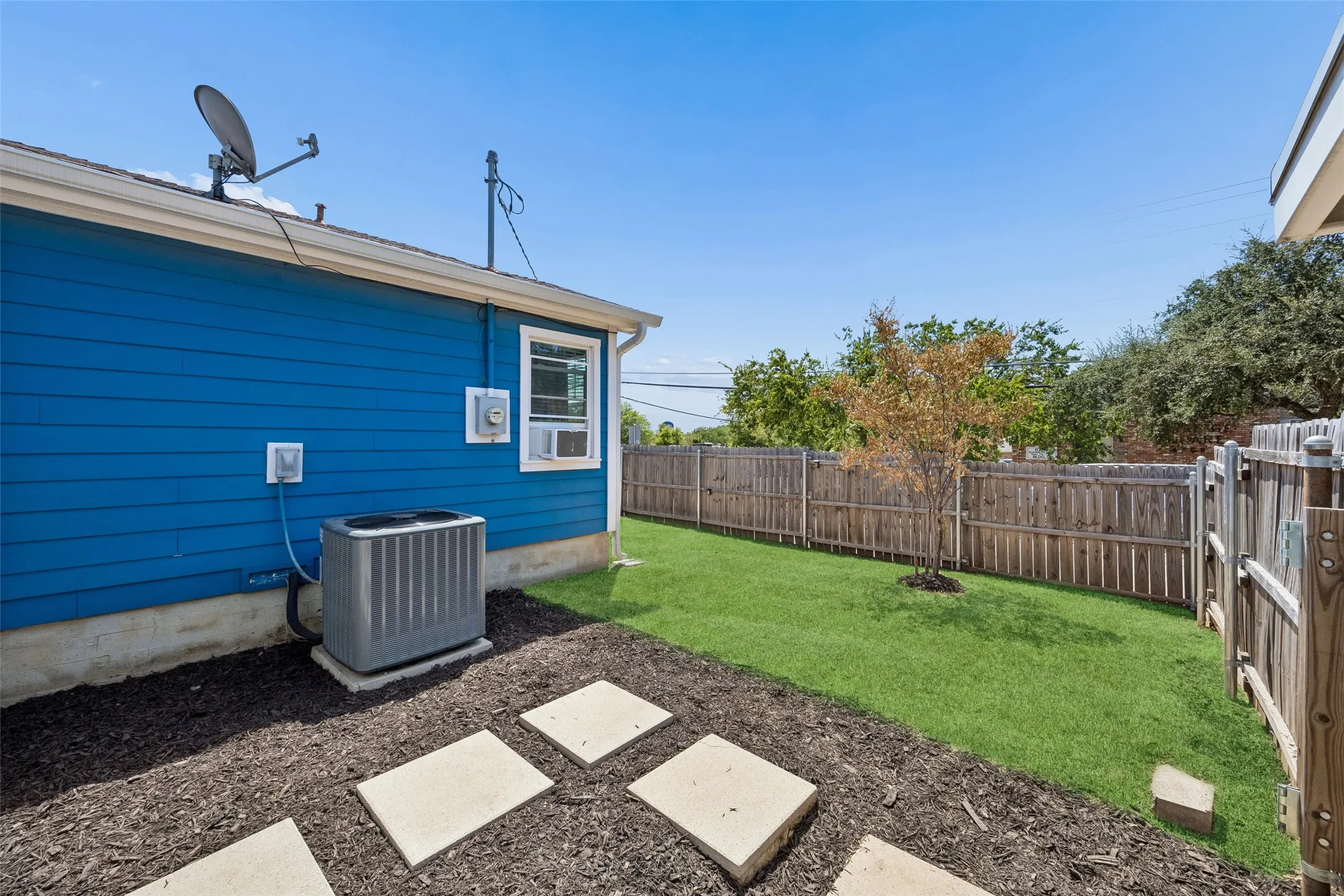 Single Family Residence For Sale in Tarrant County , 3290 Olive Place, Fort Worth, Texas 76116, 3 Bedroom, 2 Bathroom, 2 Garage spaces, 1,605 Sqft, built in 1954, mls#21361560, Real Estate Agent in Fort Worth, Homes For Sale in Tarrant county, Homes For Sale in Fort Worth, Realtor in Fort Worth Texas, Real Estate Brokerage Independent Realty Texas, Luminita Cordes Realtor
