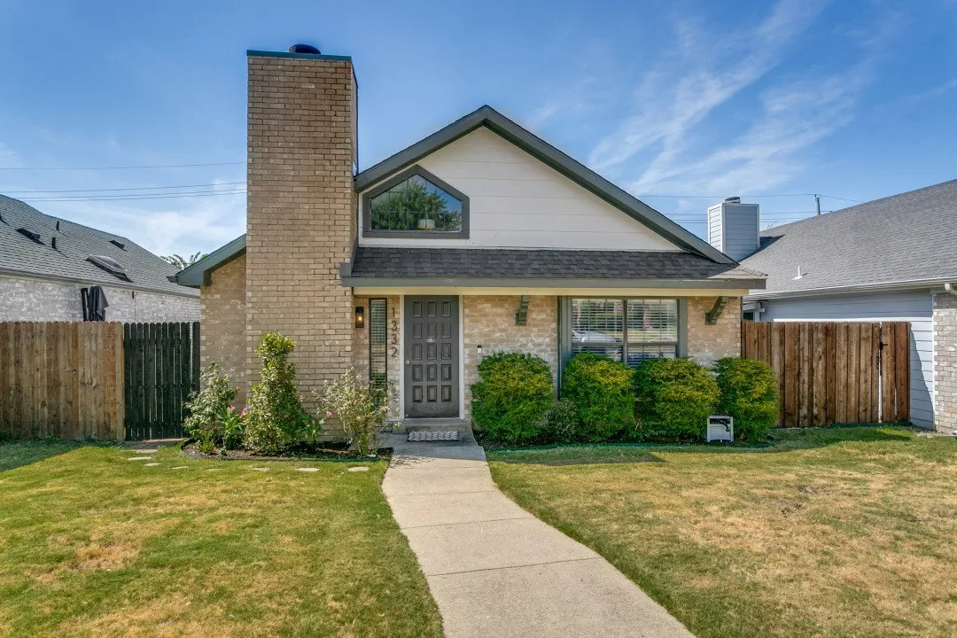  Front of property with a front lawn