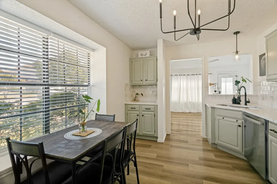 Eat-in kitchen