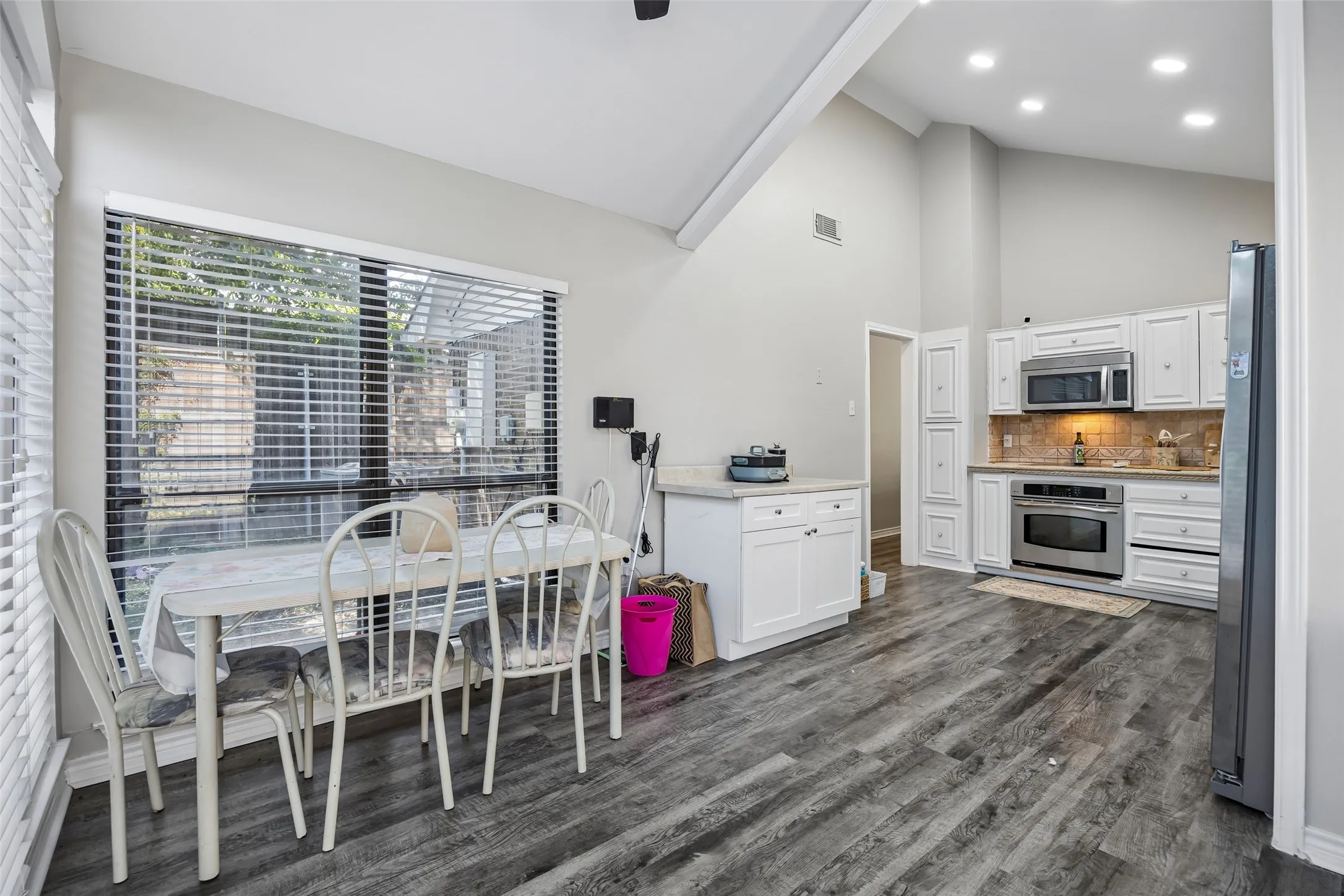 Single Family Residence For Rent in Denton County , 2108 Rose Cliff Lane, Carrollton, Texas 75007, 3 Bedroom, 3 Bathroom, 2 Garage spaces, 1,641 Sqft, built in 1983, Price $2,600, mls#21365051, Real Estate Agent in Carrollton, Homes For Rent in Denton county, Homes For Rent in Carrollton, Realtor in Carrollton Texas, Real Estate Brokerage Independent Realty Texas, Luminita Cordes Realtor