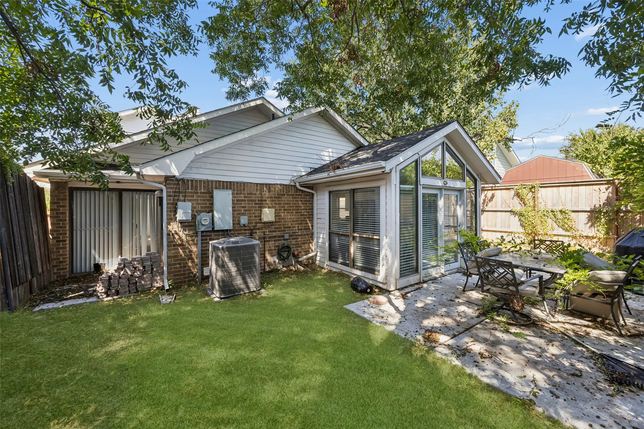 Single Family Residence For Rent in Denton County , 2108 Rose Cliff Lane, Carrollton, Texas 75007, 3 Bedroom, 3 Bathroom, 2 Garage spaces, 1,641 Sqft, built in 1983, Price $2,600, mls#21365051, Real Estate Agent in Carrollton, Homes For Rent in Denton county, Homes For Rent in Carrollton, Realtor in Carrollton Texas, Real Estate Brokerage Independent Realty Texas, Luminita Cordes Realtor