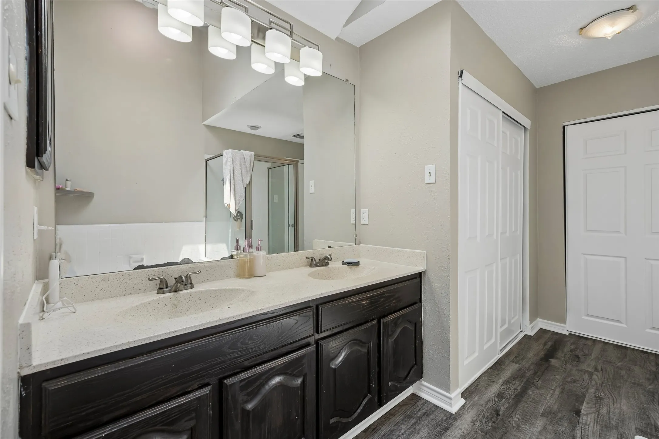 Single Family Residence For Rent in Denton County , 2108 Rose Cliff Lane, Carrollton, Texas 75007, 3 Bedroom, 3 Bathroom, 2 Garage spaces, 1,641 Sqft, built in 1983, Price $2,600, mls#21365051, Real Estate Agent in Carrollton, Homes For Rent in Denton county, Homes For Rent in Carrollton, Realtor in Carrollton Texas, Real Estate Brokerage Independent Realty Texas, Luminita Cordes Realtor