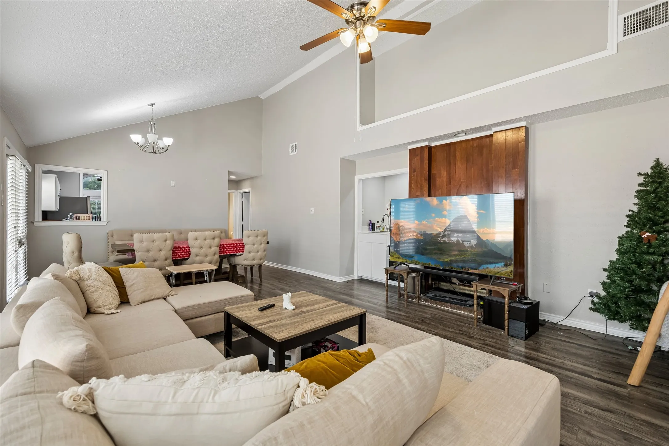 Single Family Residence For Rent in Denton County , 2108 Rose Cliff Lane, Carrollton, Texas 75007, 3 Bedroom, 3 Bathroom, 2 Garage spaces, 1,641 Sqft, built in 1983, Price $2,600, mls#21365051, Real Estate Agent in Carrollton, Homes For Rent in Denton county, Homes For Rent in Carrollton, Realtor in Carrollton Texas, Real Estate Brokerage Independent Realty Texas, Luminita Cordes Realtor