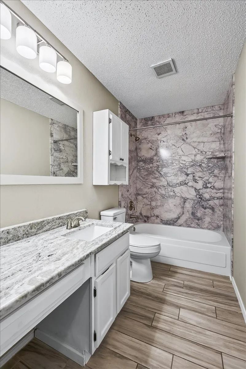 Another view of the secondary bathroom
