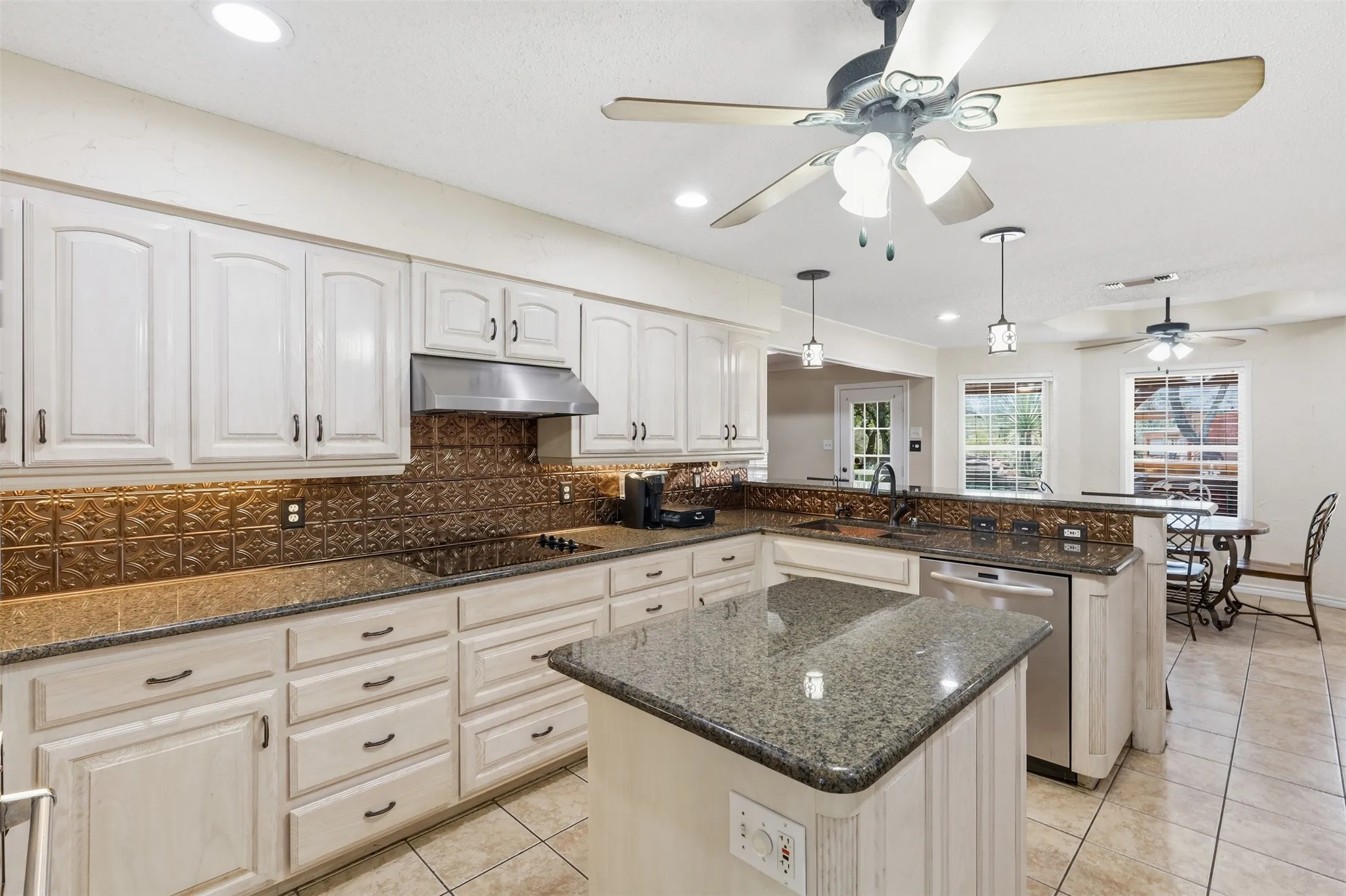 Single Family Residence For Sale in Tarrant County , 128 Oakwood Court, Lakeside, Texas 76135, 3 Bedroom, 3 Bathroom, 4 Garage spaces, 2,459 Sqft, built in 1997, mls#21364688, Real Estate Agent in Lakeside, Homes For Sale in Tarrant county, Homes For Sale in Lakeside, Realtor in Lakeside Texas, Real Estate Brokerage Independent Realty Texas, Luminita Cordes Realtor