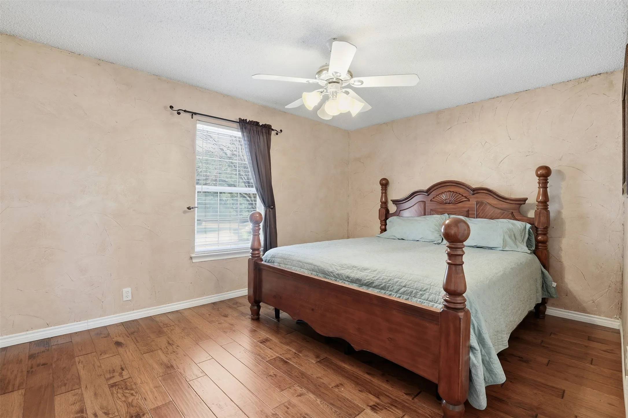 Single Family Residence For Sale in Tarrant County , 128 Oakwood Court, Lakeside, Texas 76135, 3 Bedroom, 3 Bathroom, 4 Garage spaces, 2,459 Sqft, built in 1997, mls#21364688, Real Estate Agent in Lakeside, Homes For Sale in Tarrant county, Homes For Sale in Lakeside, Realtor in Lakeside Texas, Real Estate Brokerage Independent Realty Texas, Luminita Cordes Realtor