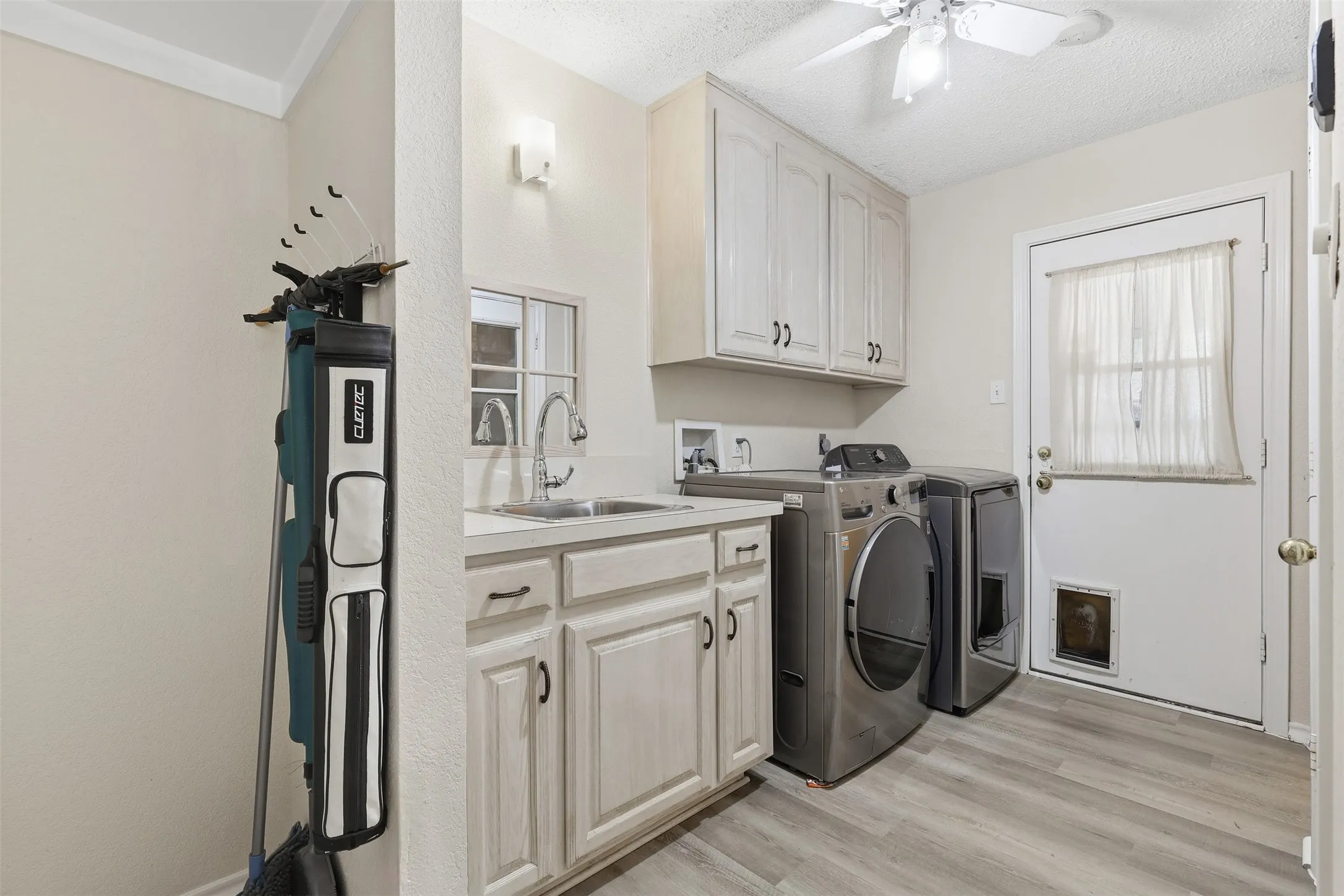 Single Family Residence For Sale in Tarrant County , 128 Oakwood Court, Lakeside, Texas 76135, 3 Bedroom, 3 Bathroom, 4 Garage spaces, 2,459 Sqft, built in 1997, mls#21364688, Real Estate Agent in Lakeside, Homes For Sale in Tarrant county, Homes For Sale in Lakeside, Realtor in Lakeside Texas, Real Estate Brokerage Independent Realty Texas, Luminita Cordes Realtor