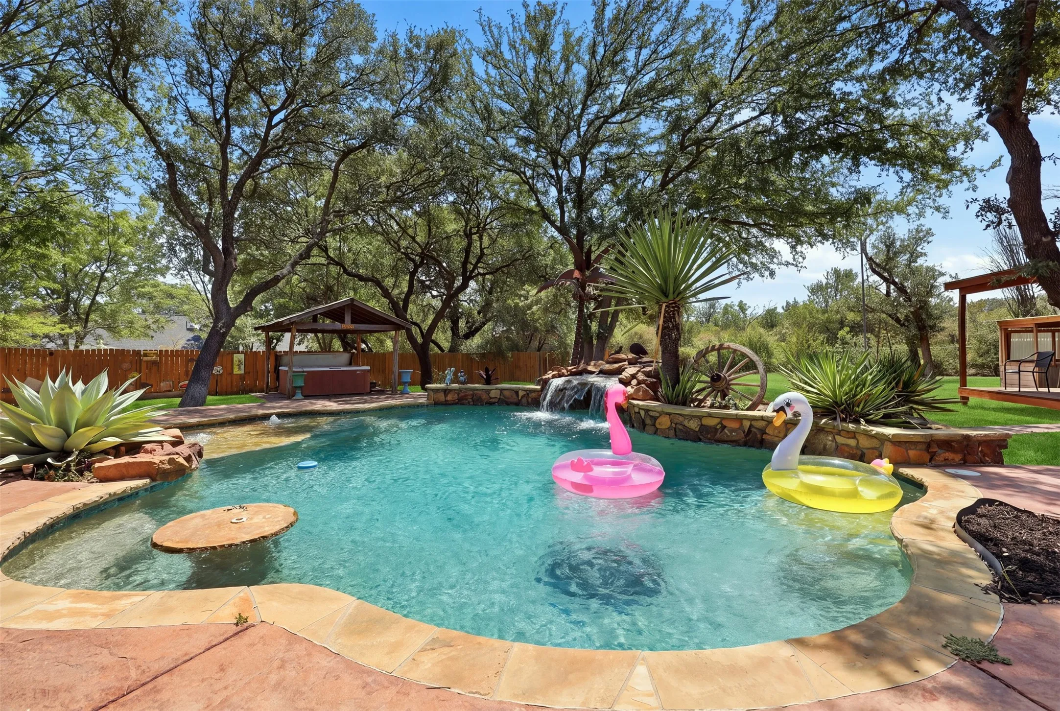 Single Family Residence For Sale in Tarrant County , 128 Oakwood Court, Lakeside, Texas 76135, 3 Bedroom, 3 Bathroom, 4 Garage spaces, 2,459 Sqft, built in 1997, mls#21364688, Real Estate Agent in Lakeside, Homes For Sale in Tarrant county, Homes For Sale in Lakeside, Realtor in Lakeside Texas, Real Estate Brokerage Independent Realty Texas, Luminita Cordes Realtor