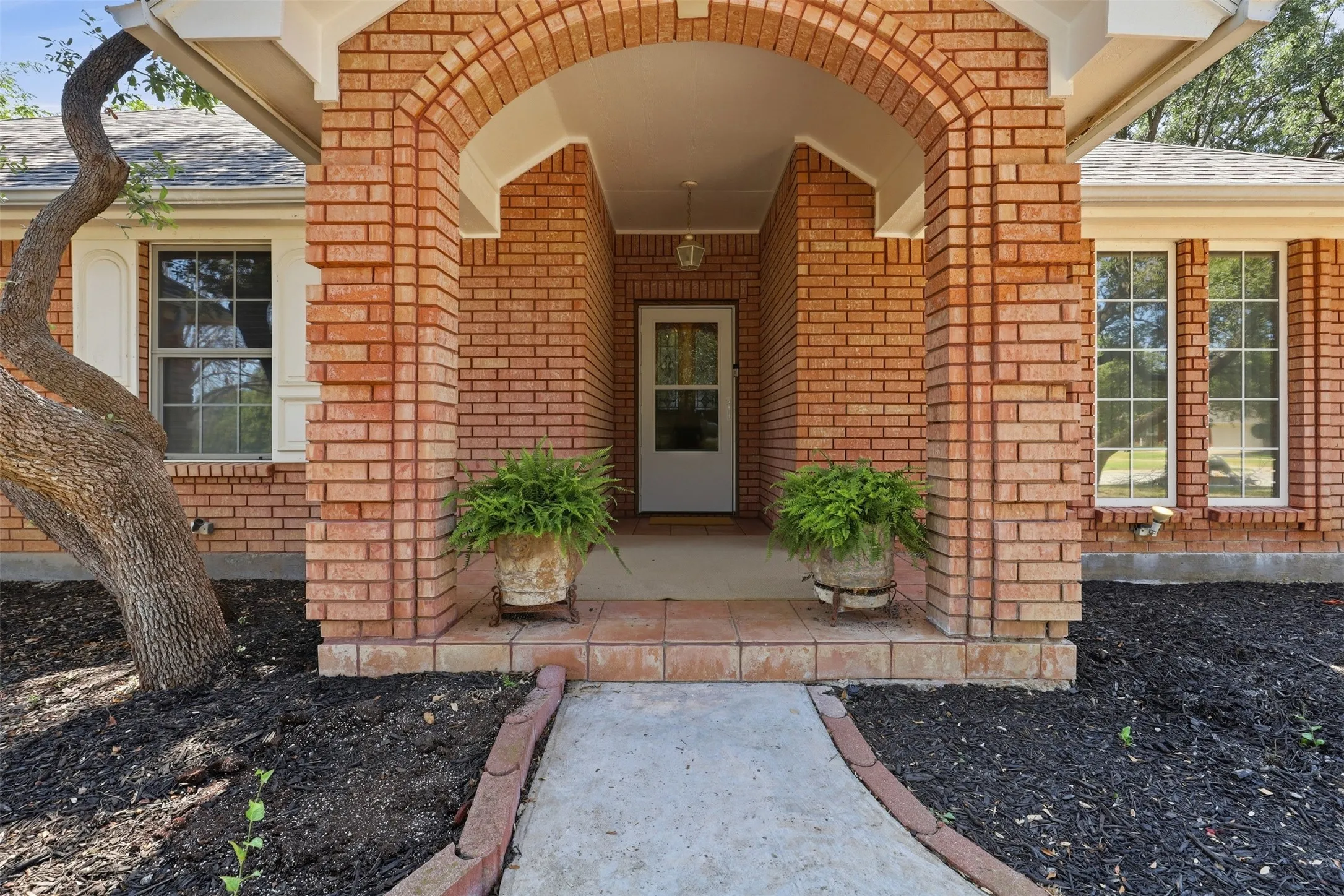 Single Family Residence For Sale in Tarrant County , 128 Oakwood Court, Lakeside, Texas 76135, 3 Bedroom, 3 Bathroom, 4 Garage spaces, 2,459 Sqft, built in 1997, mls#21364688, Real Estate Agent in Lakeside, Homes For Sale in Tarrant county, Homes For Sale in Lakeside, Realtor in Lakeside Texas, Real Estate Brokerage Independent Realty Texas, Luminita Cordes Realtor
