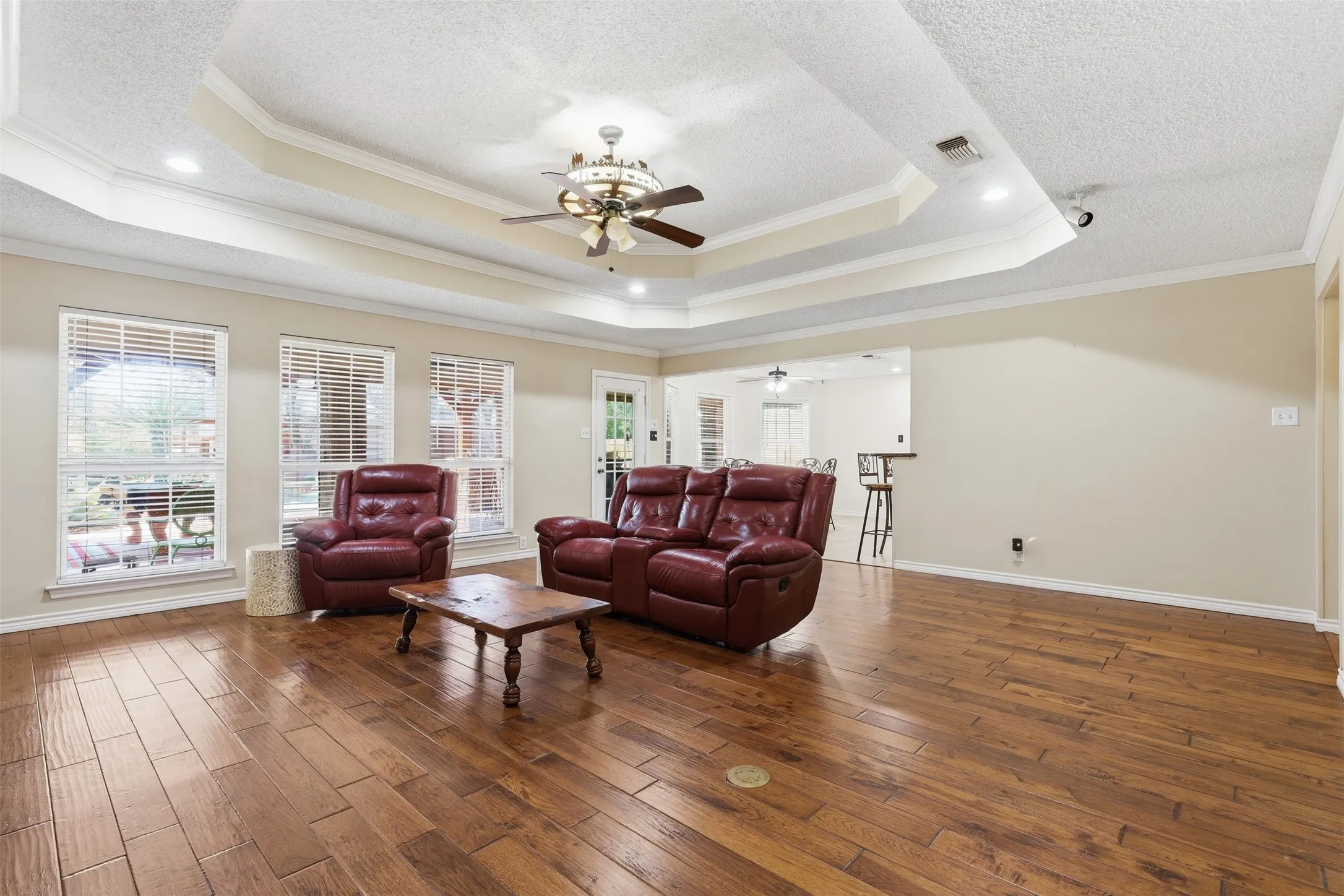 Single Family Residence For Sale in Tarrant County , 128 Oakwood Court, Lakeside, Texas 76135, 3 Bedroom, 3 Bathroom, 4 Garage spaces, 2,459 Sqft, built in 1997, mls#21364688, Real Estate Agent in Lakeside, Homes For Sale in Tarrant county, Homes For Sale in Lakeside, Realtor in Lakeside Texas, Real Estate Brokerage Independent Realty Texas, Luminita Cordes Realtor