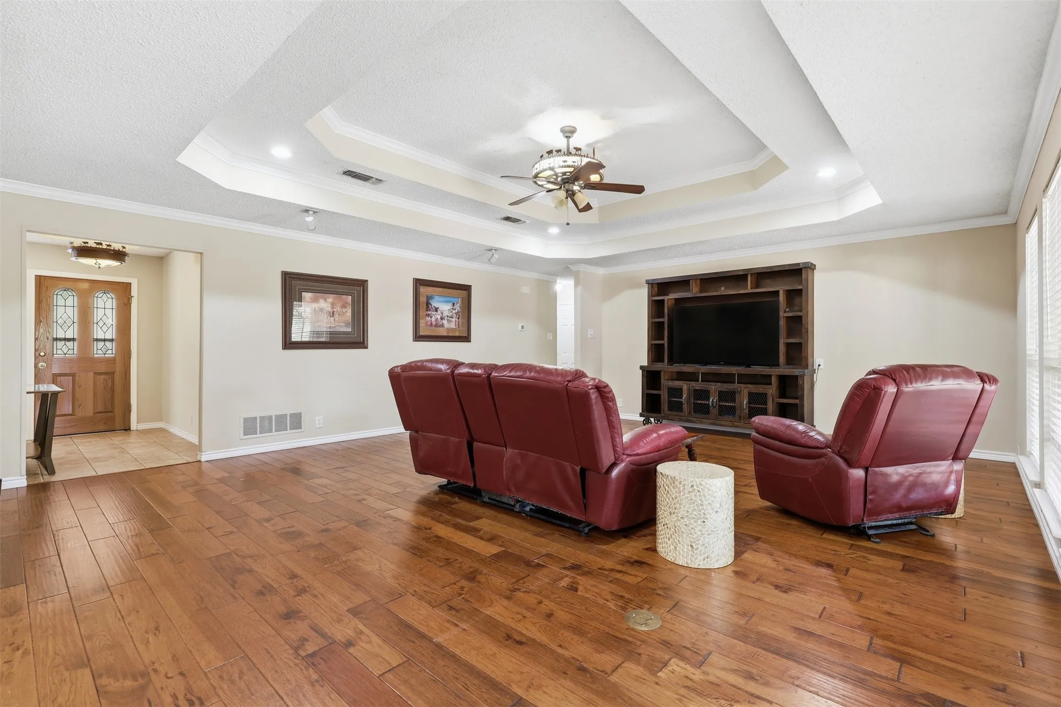 Single Family Residence For Sale in Tarrant County , 128 Oakwood Court, Lakeside, Texas 76135, 3 Bedroom, 3 Bathroom, 4 Garage spaces, 2,459 Sqft, built in 1997, mls#21364688, Real Estate Agent in Lakeside, Homes For Sale in Tarrant county, Homes For Sale in Lakeside, Realtor in Lakeside Texas, Real Estate Brokerage Independent Realty Texas, Luminita Cordes Realtor