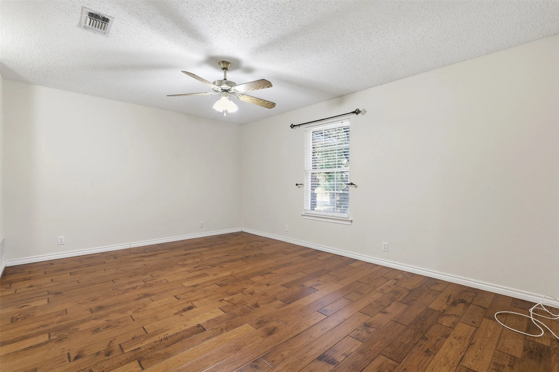 Single Family Residence For Sale in Tarrant County , 128 Oakwood Court, Lakeside, Texas 76135, 3 Bedroom, 3 Bathroom, 4 Garage spaces, 2,459 Sqft, built in 1997, mls#21364688, Real Estate Agent in Lakeside, Homes For Sale in Tarrant county, Homes For Sale in Lakeside, Realtor in Lakeside Texas, Real Estate Brokerage Independent Realty Texas, Luminita Cordes Realtor