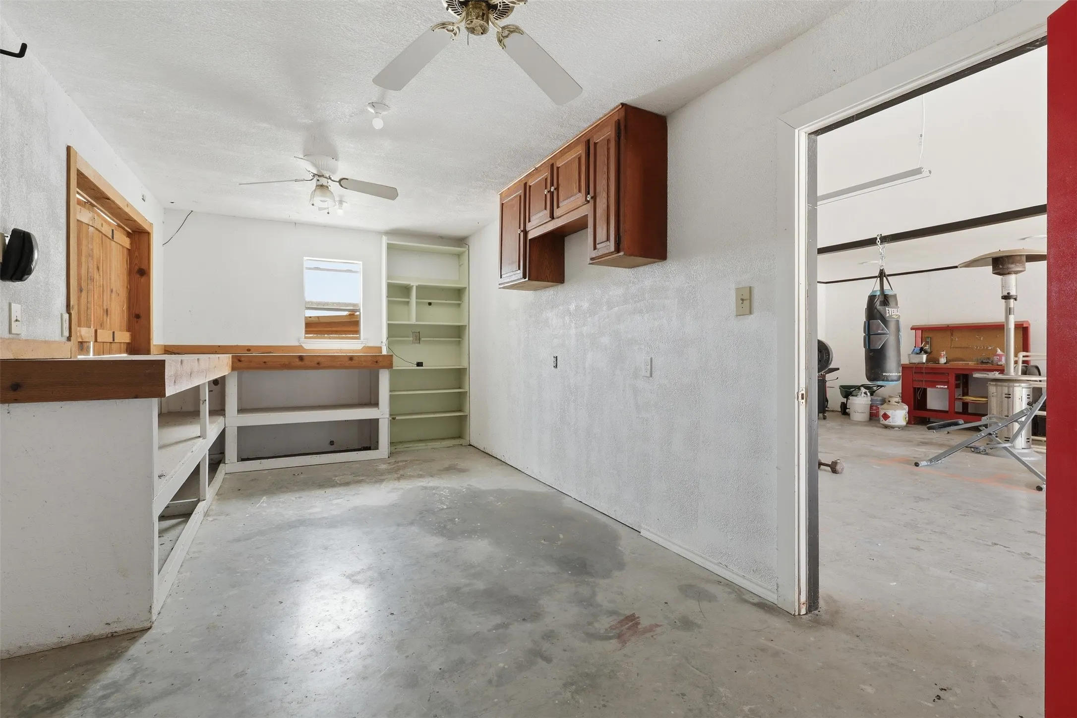 Single Family Residence For Sale in Tarrant County , 128 Oakwood Court, Lakeside, Texas 76135, 3 Bedroom, 3 Bathroom, 4 Garage spaces, 2,459 Sqft, built in 1997, mls#21364688, Real Estate Agent in Lakeside, Homes For Sale in Tarrant county, Homes For Sale in Lakeside, Realtor in Lakeside Texas, Real Estate Brokerage Independent Realty Texas, Luminita Cordes Realtor